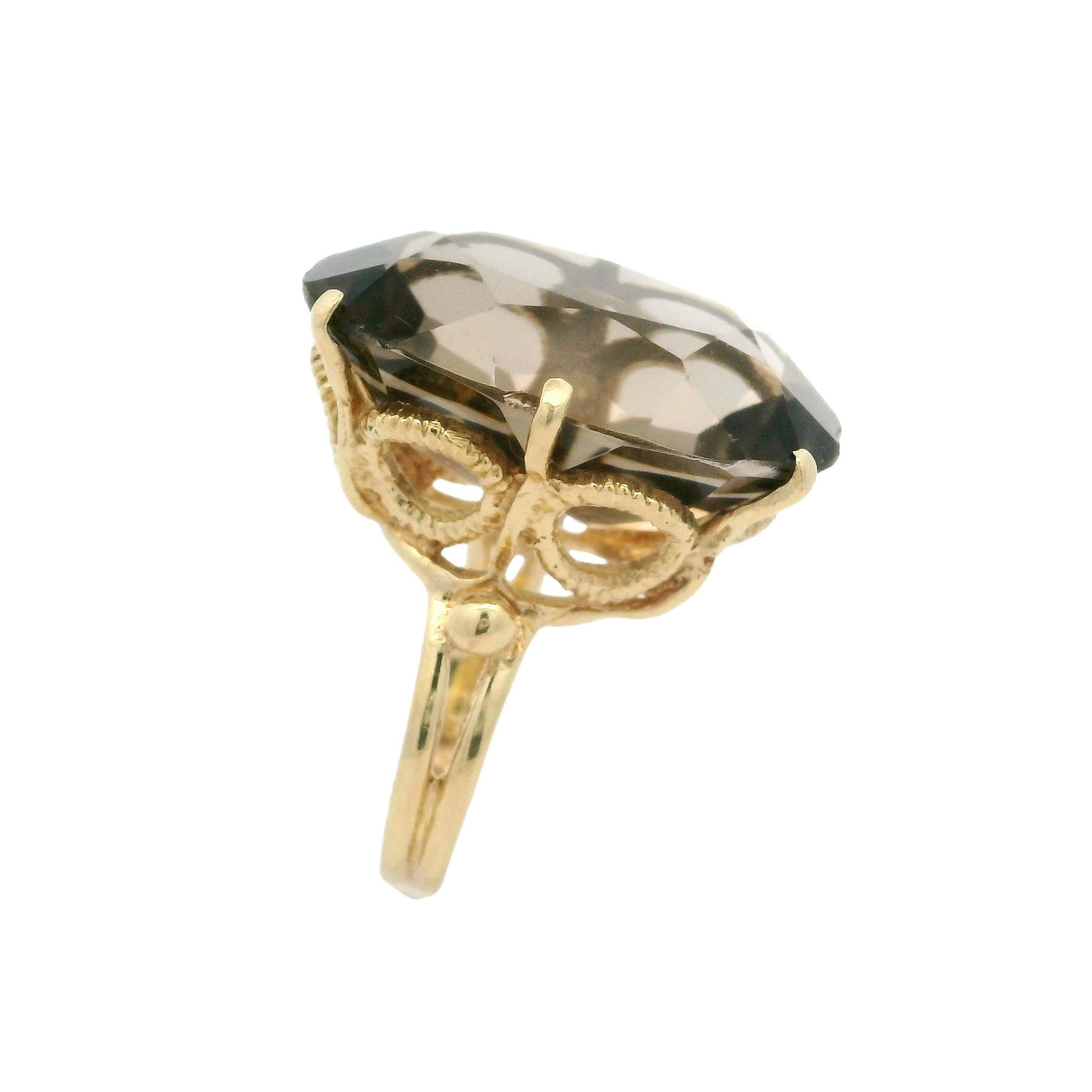 Anello d'epoca in oro giallo massiccio con quarzo fumé ovale a forma di cerchio aperto in vendita 2