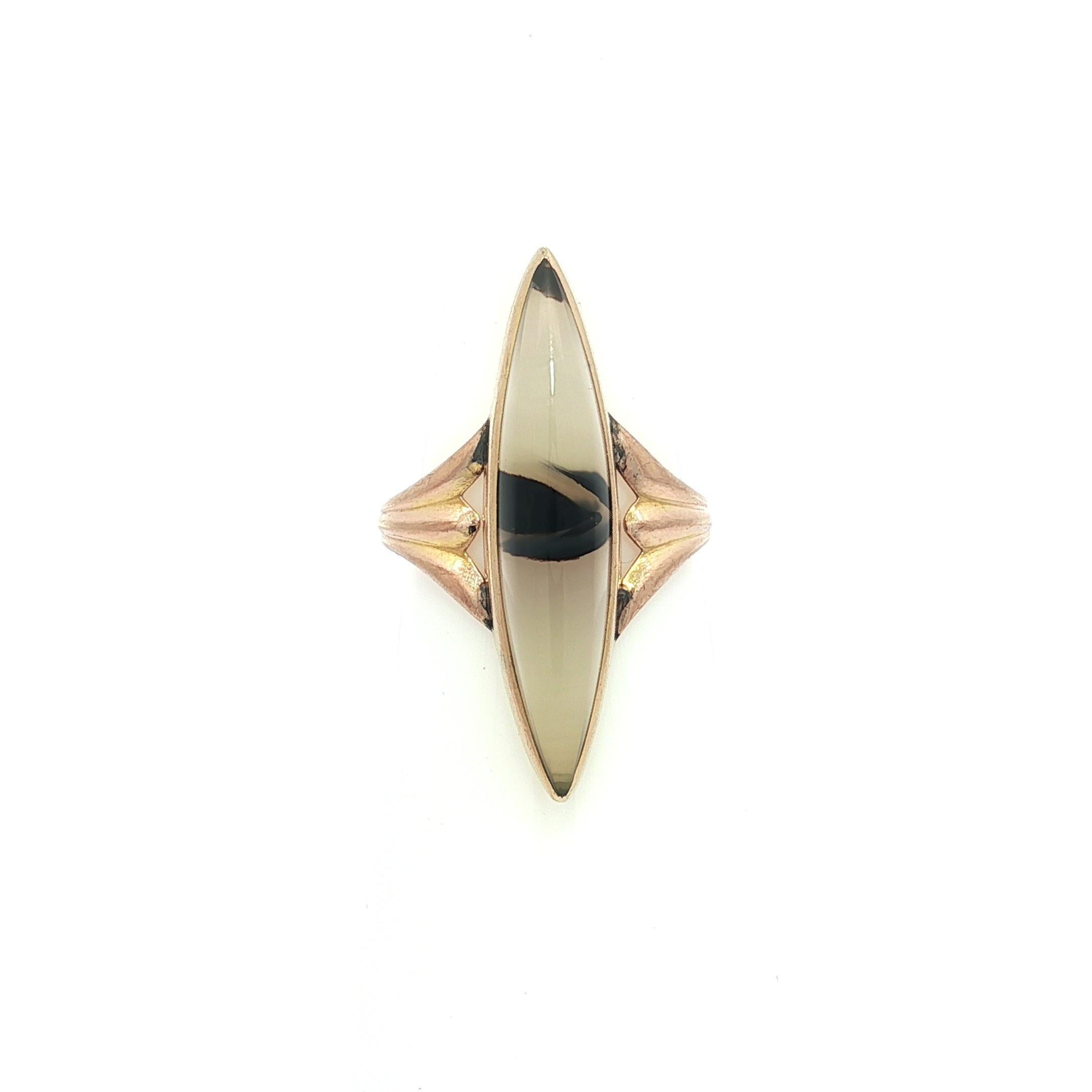 --Pietre: --
(1) Agata naturale autentica - taglio cabochon marquise lungo - castone - colori bianco e nero - 24x5 mm (circa)

Materiale: Oro giallo massiccio 10K
Peso: 2.1 grammi
Misura dell'anello: 4.0 (adattabile a un dito. Possiamo