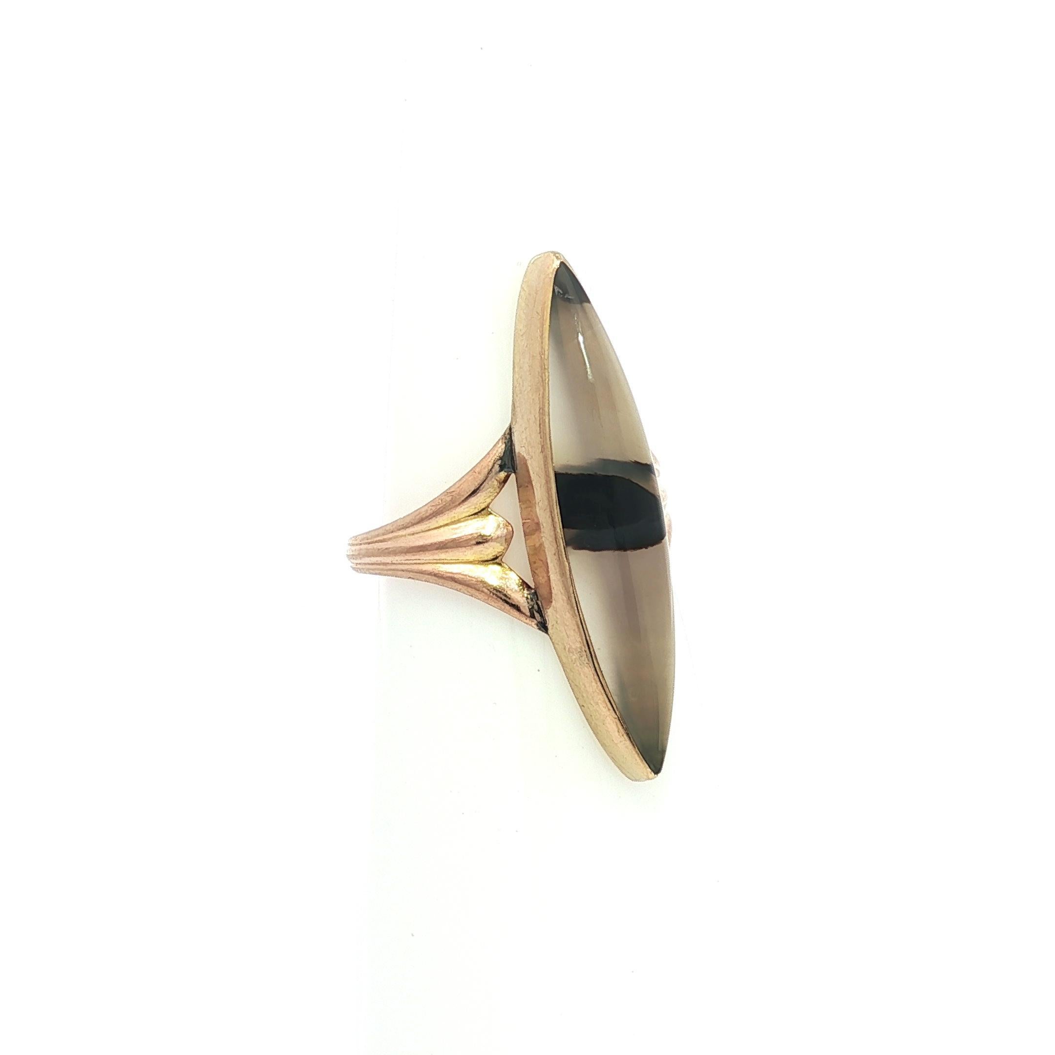 Cabochon Anello d'epoca in oro giallo massiccio, bianco e nero, con fascia di agata a forma di marquise e navette lunghe in vendita