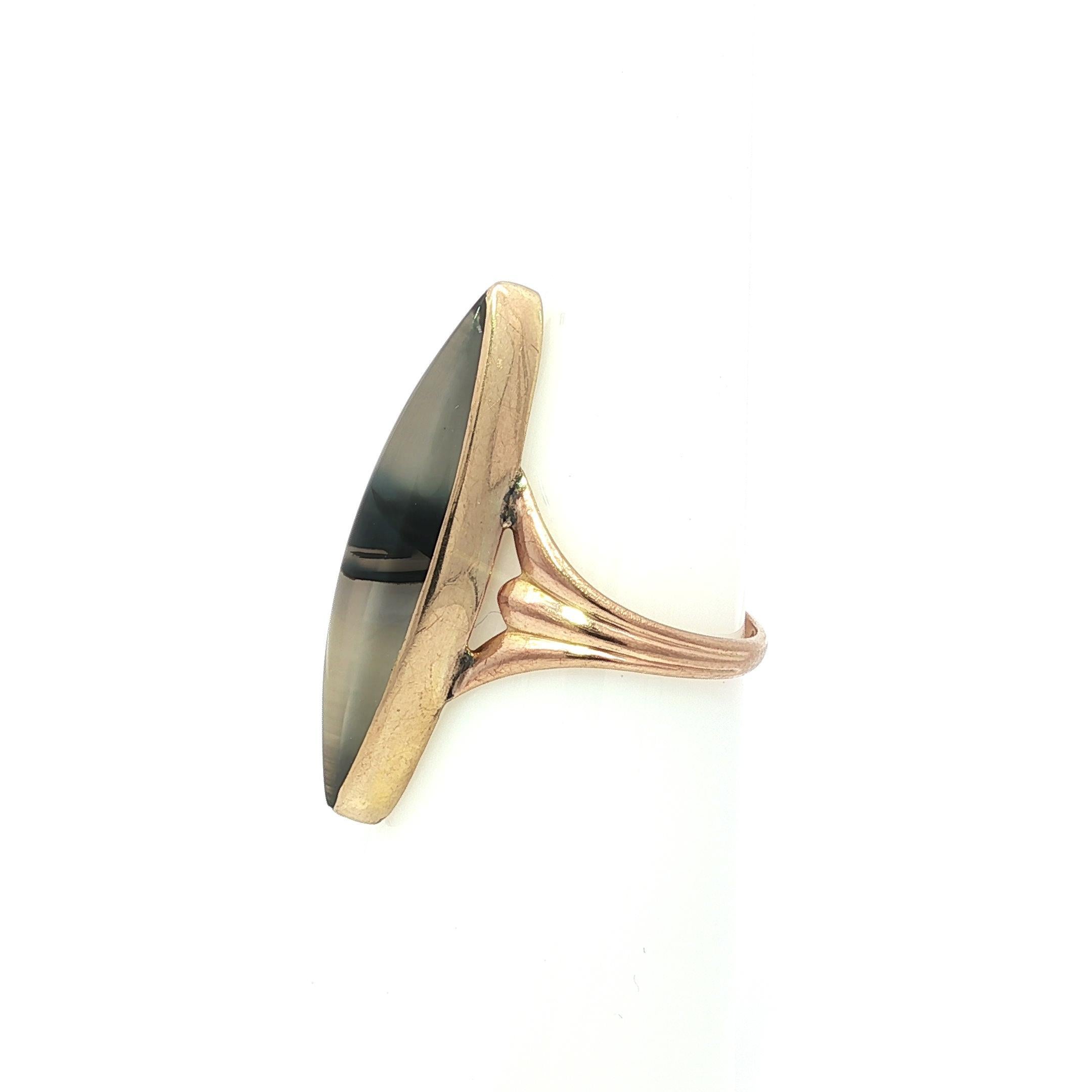 Donna Anello d'epoca in oro giallo massiccio, bianco e nero, con fascia di agata a forma di marquise e navette lunghe in vendita