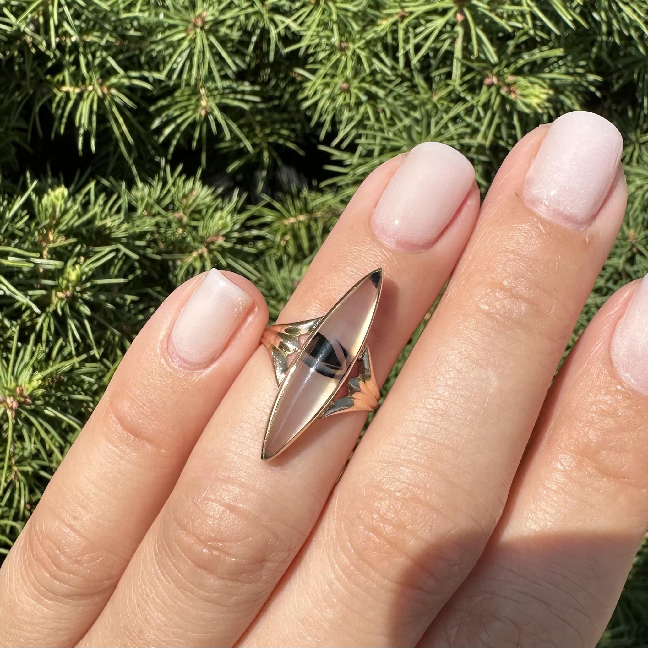 Anello d'epoca in oro giallo massiccio, bianco e nero, con fascia di agata a forma di marquise e navette lunghe in vendita 2