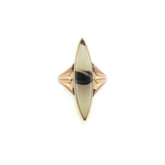 Anello d'epoca in oro giallo massiccio, bianco e nero, con fascia di agata a forma di marquise e navette lunghe