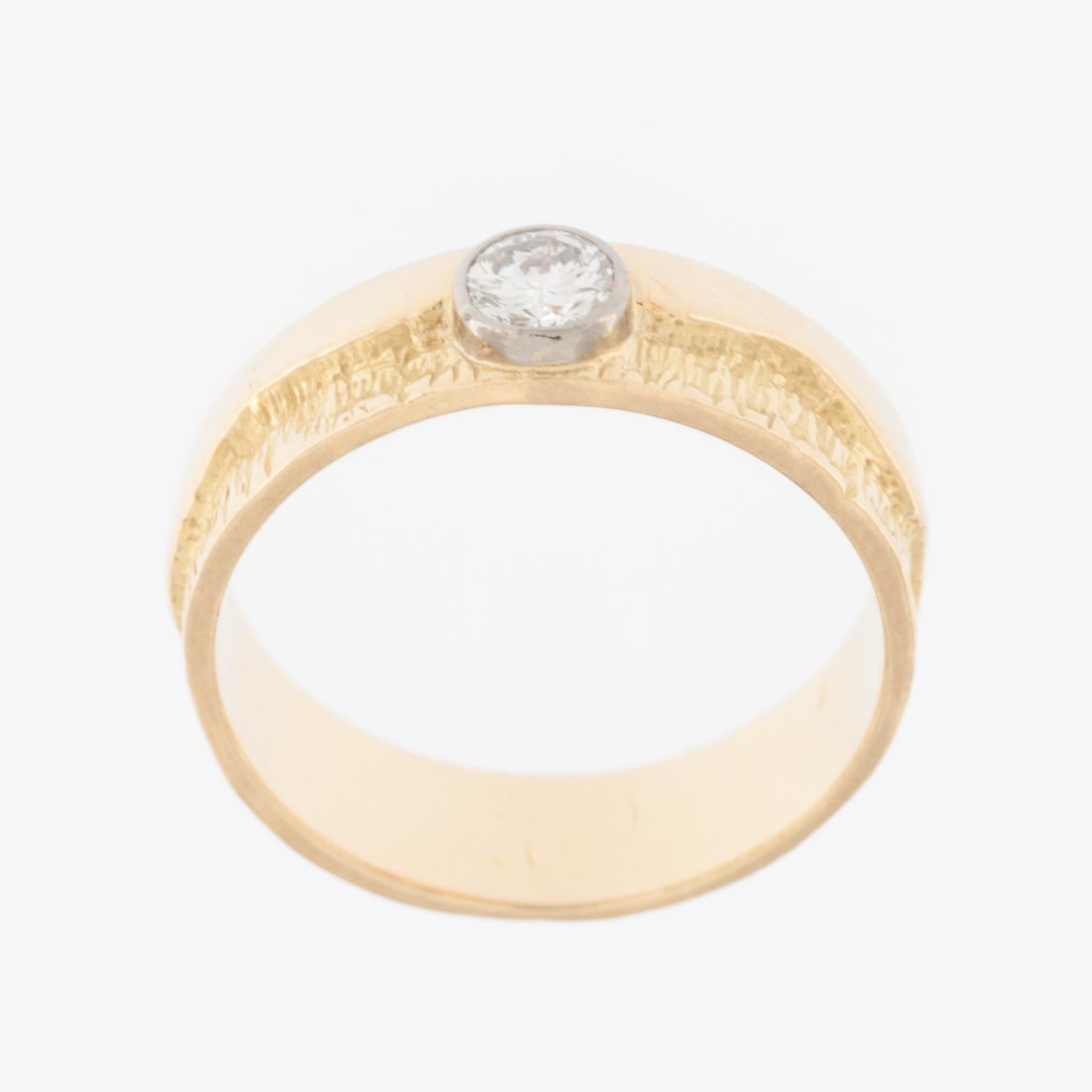The Vintage Solitaire Diamond 18kt Yellow Gold Ring is a wonderful piece of jewelry with several distinctive features.

This ring features a single, 0.40ct brilliant-cut central diamond as the main focal point. Solitaire diamonds are known for their