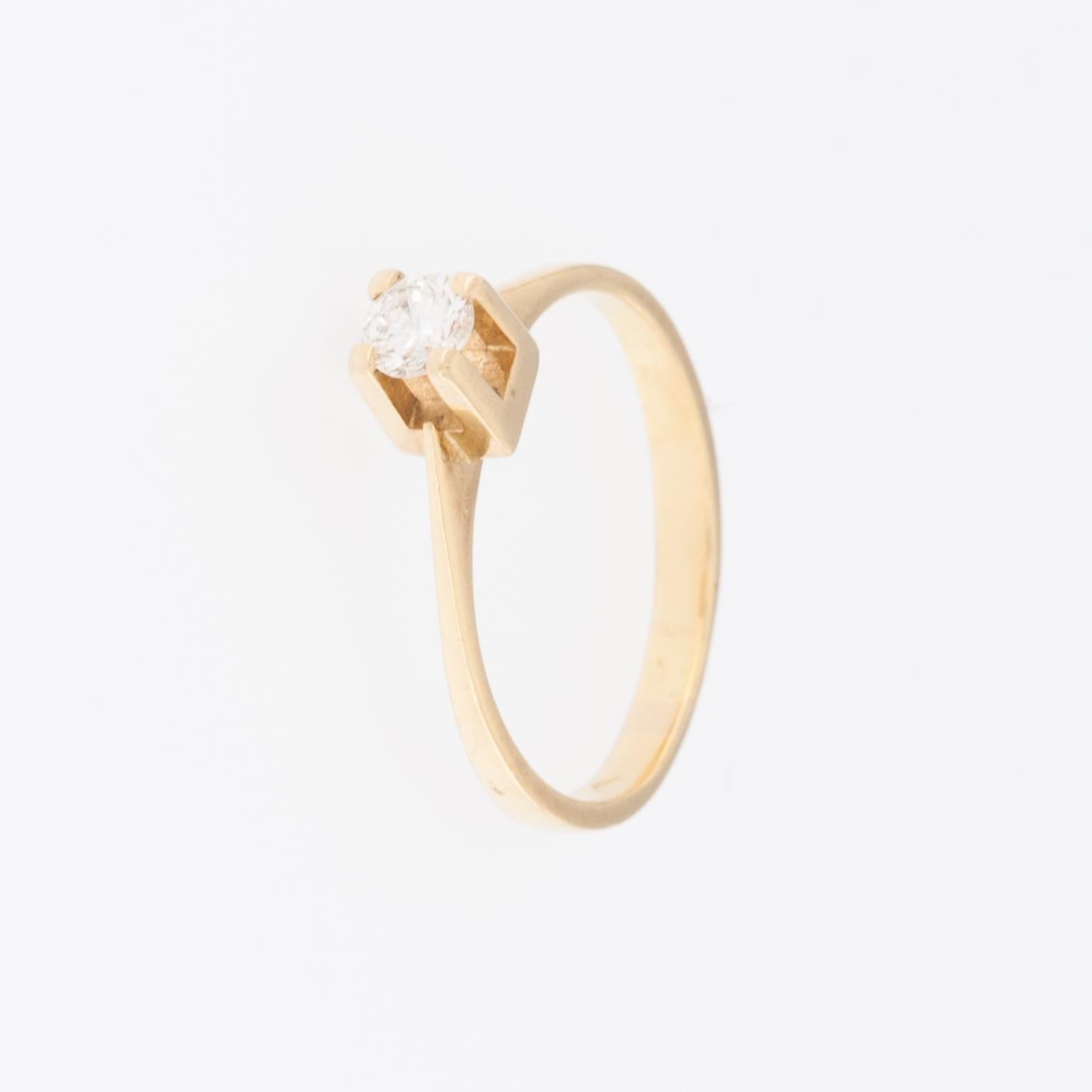 Modern Vintage Solitaire Diamond 18 karat Yellow Gold Ring For Sale