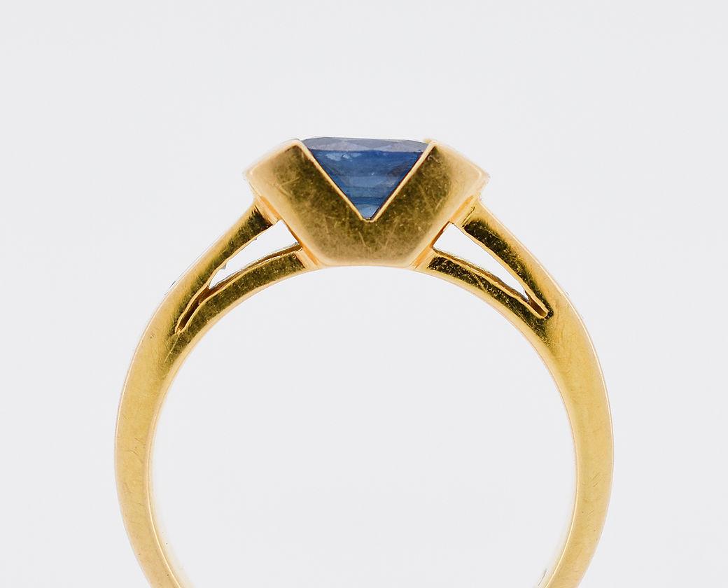 Solitario vintage de oro de 18 quilates, zafiro de 1 quilate y diamantes - circa 1970 Corte brillante en venta
