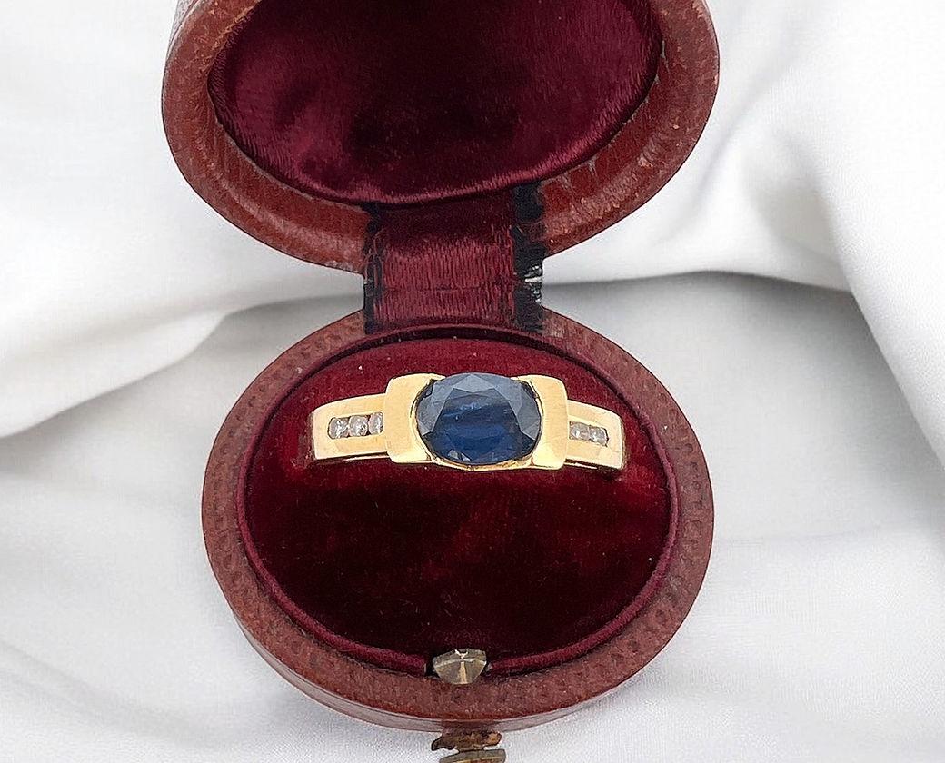 Solitario vintage de oro de 18 quilates, zafiro de 1 quilate y diamantes - circa 1970 en venta 1