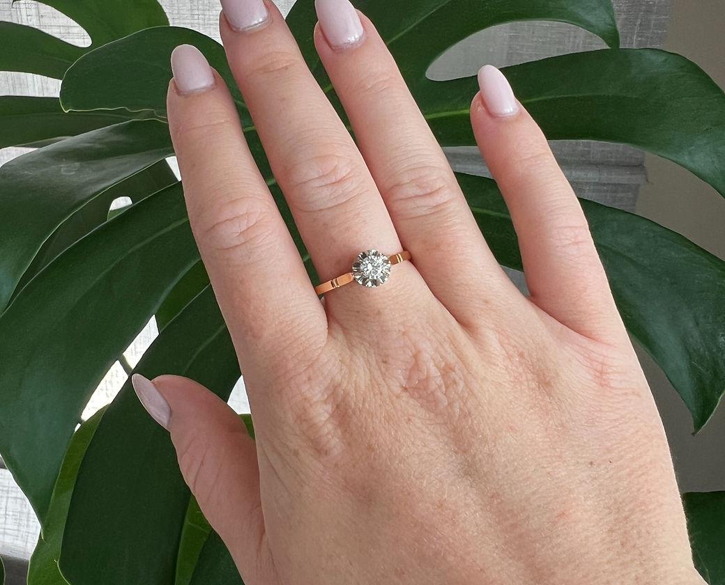 Brilliant Cut Vintage Solitaire in Platinum and Gold with VVS Diamonds F/G - Circa 1970 For Sale