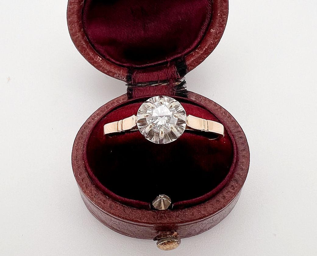 Vintage Solitaire in Platinum and Gold with VVS Diamonds F/G - Circa 1970 In Good Condition For Sale In PARIS, FR
