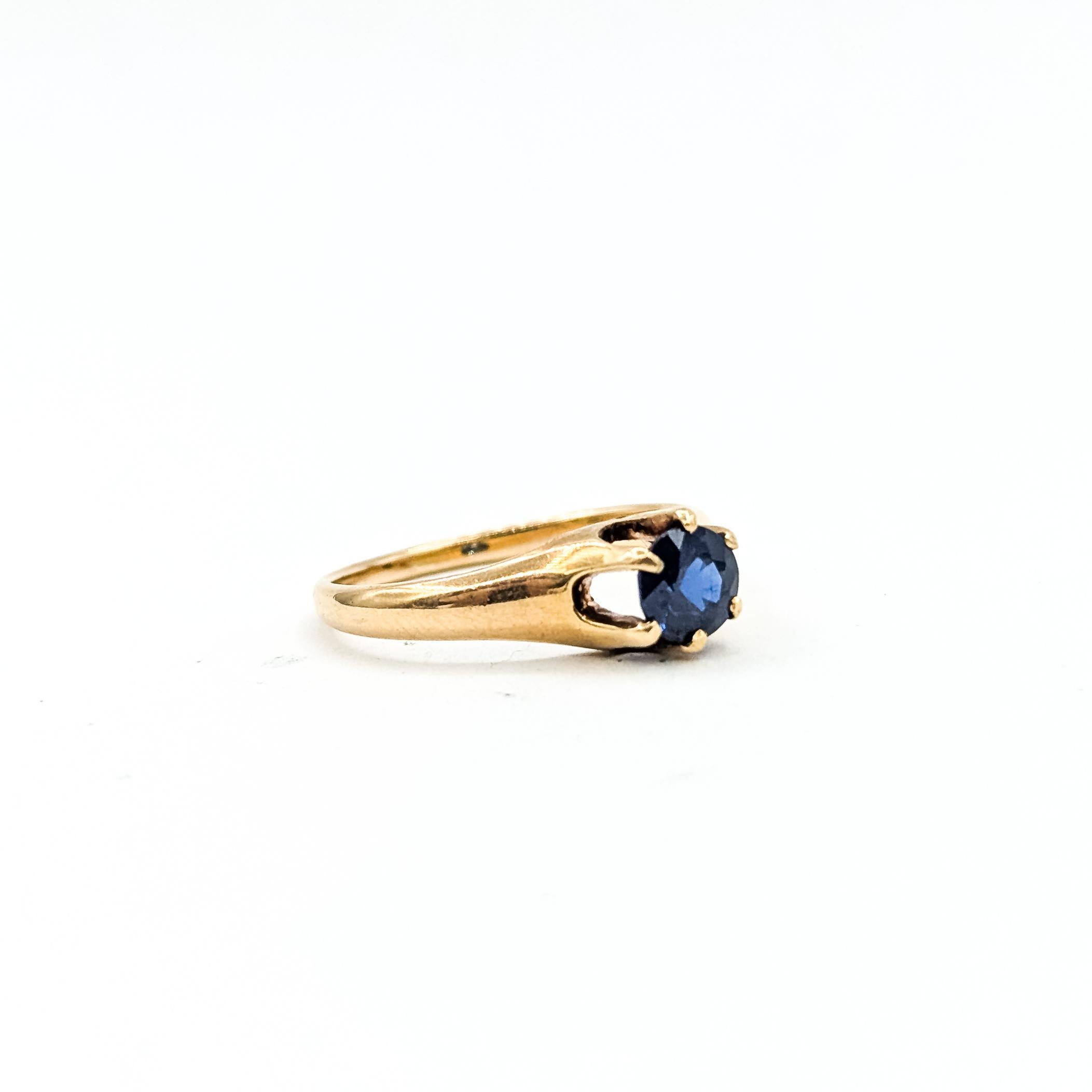 Vintage Solitär Saphir Ring in 14k Gelbgold

Dieser Vintage-Ring ist aus 14-karätigem Gelbgold gefertigt und mit einem tiefblauen Saphir von etwa 0,50 Karat besetzt. Der Saphir ist in einer klassischen Solitärfassung mit sechs Zacken gefasst, so