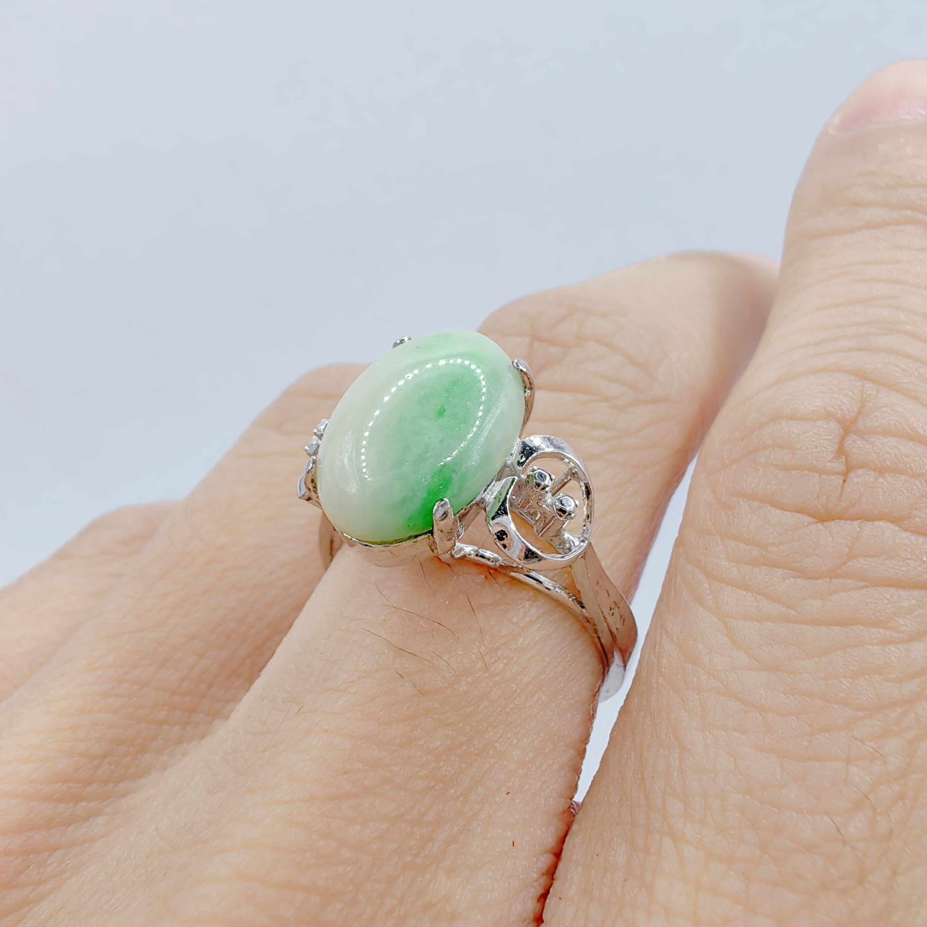 Vintage Solitaire White & Green Jade Ring in White Gold For Sale 1