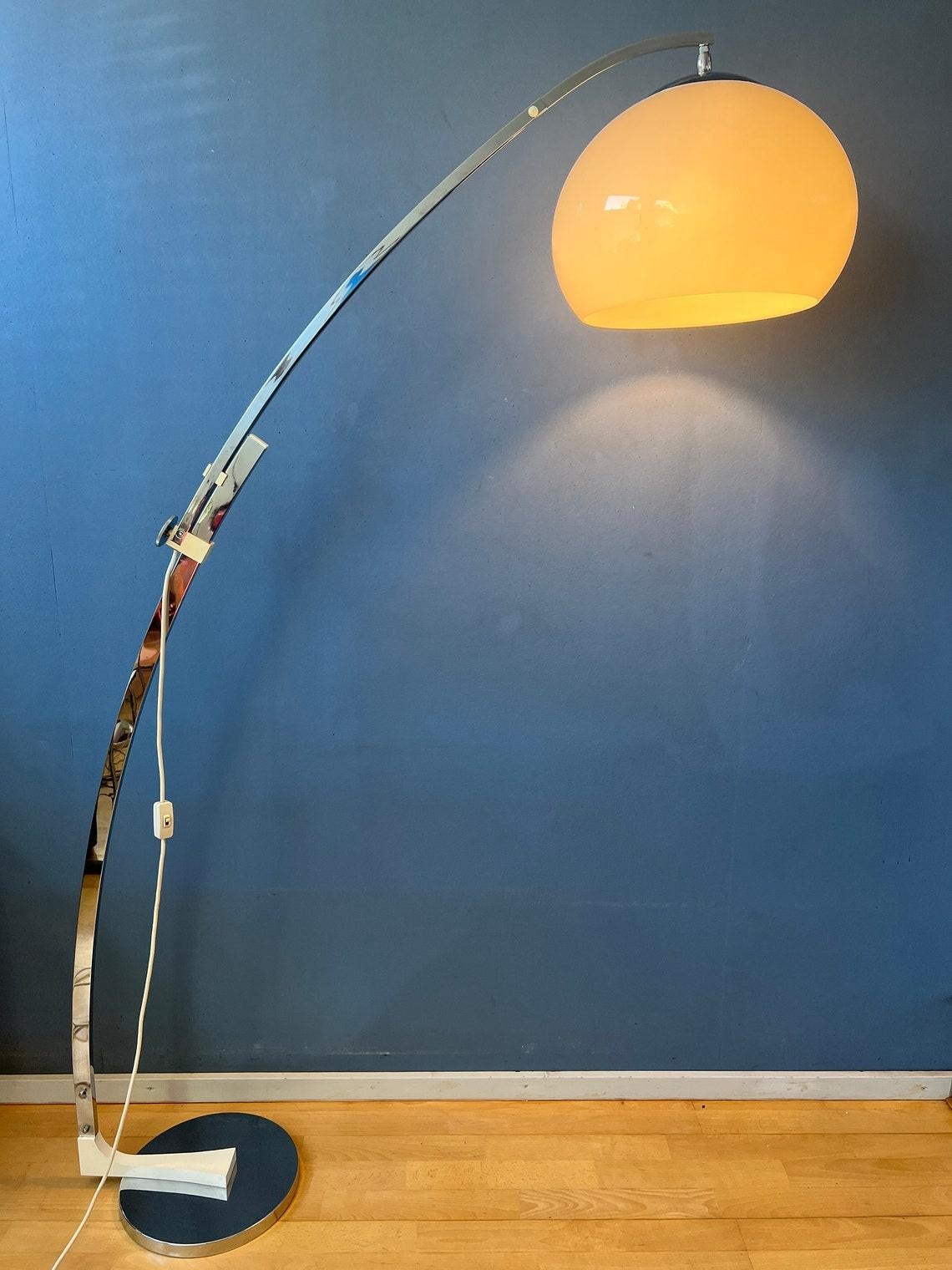 Très rare lampadaire à arc de l'ère spatiale avec abat-jour en forme de champignon par l'Allemand Sölken Leuchten. La teinte blanche produit une lueur chaude et délicate. La hauteur/longueur de la lampe peut être ajustée grâce à son bras extensible.