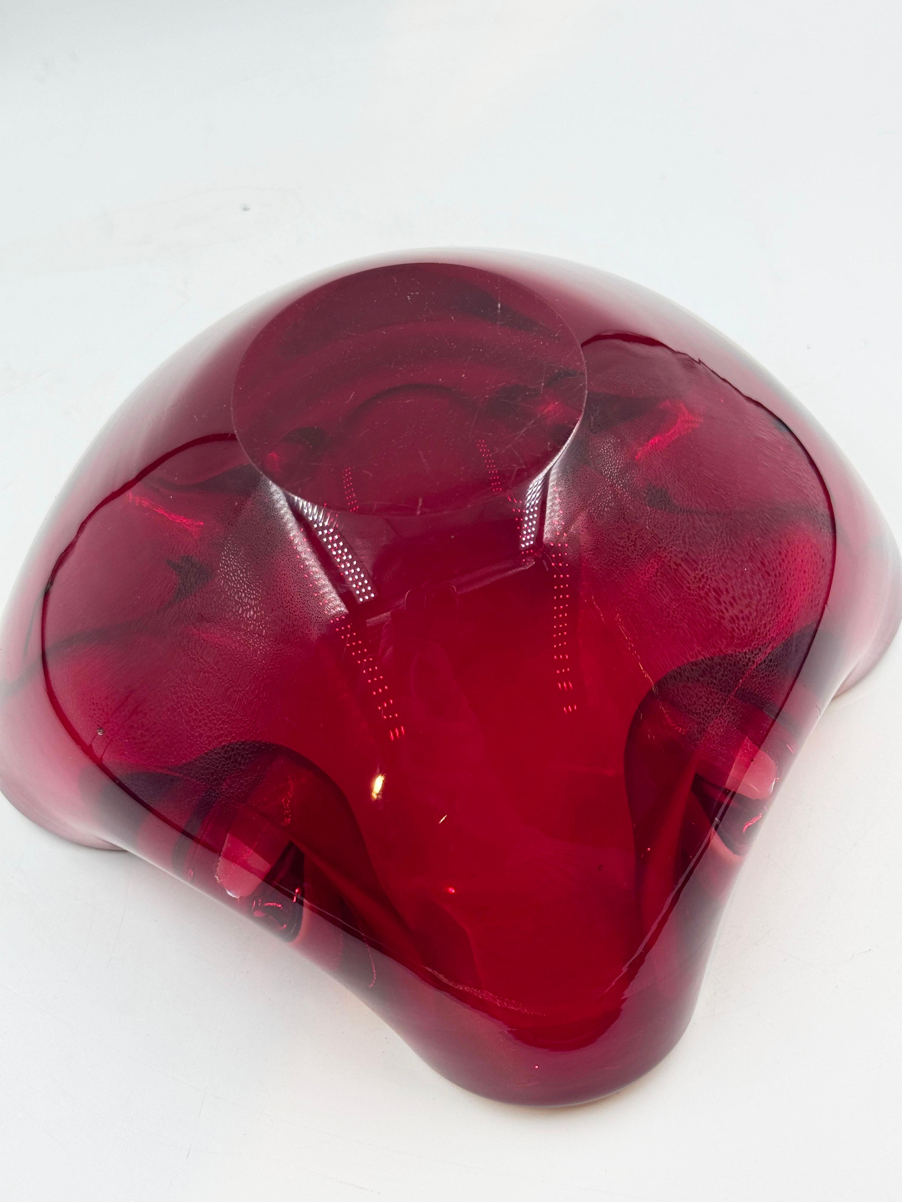 Piccolo posacenere di Murano Glass Sommerso di metà secolo - Italia, anni '60. Il ''Sommerso'' è una tecnica sviluppata a Murano negli anni '30 e divenuta molto popolare negli anni '50-'60. Il risultato è un vetro di colore contrastante che di