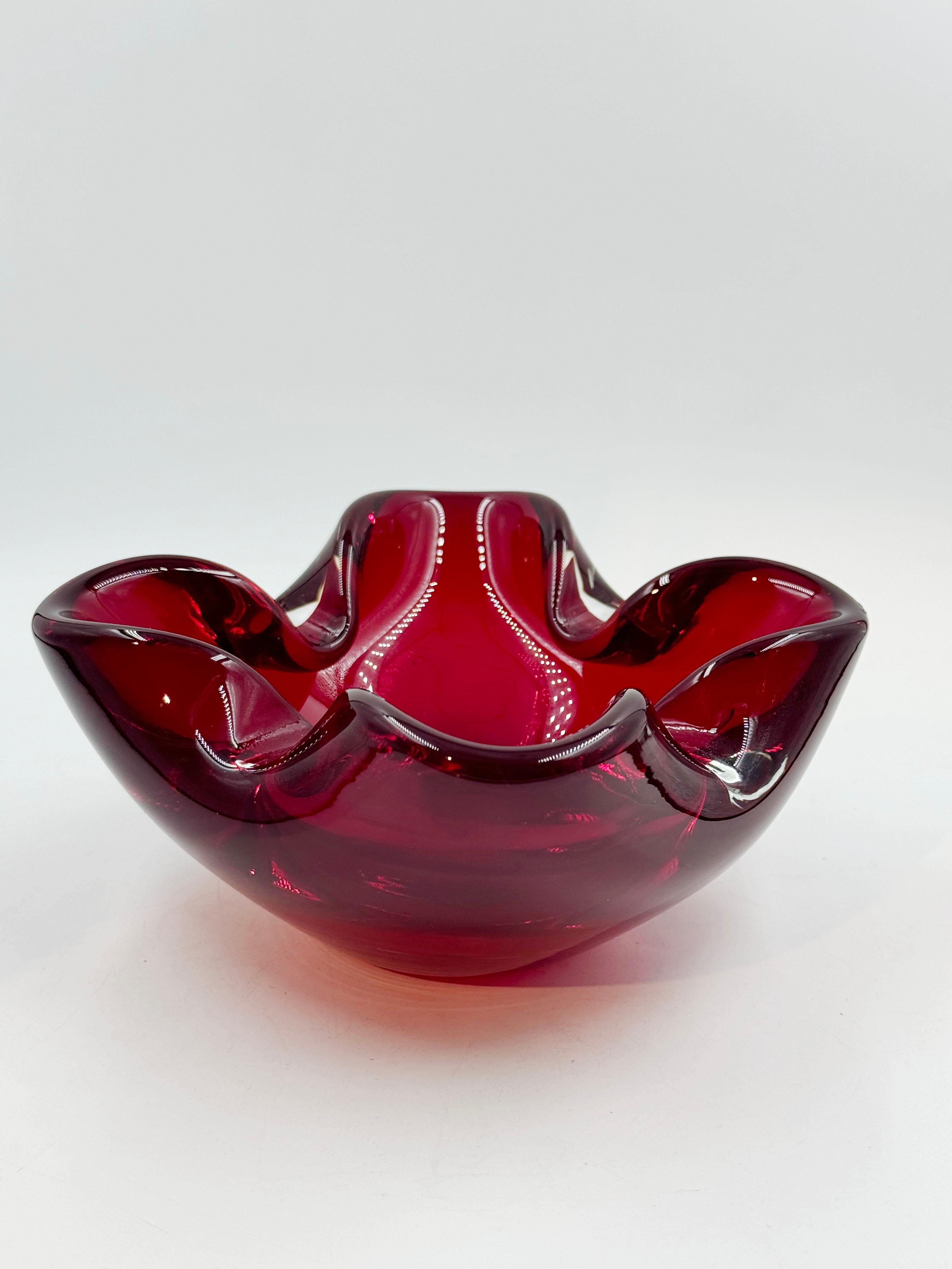 Mid-Century moderno Posacenere d'epoca Murano Glass Sommerso in vetro di Murano, Italia 1960 in vendita