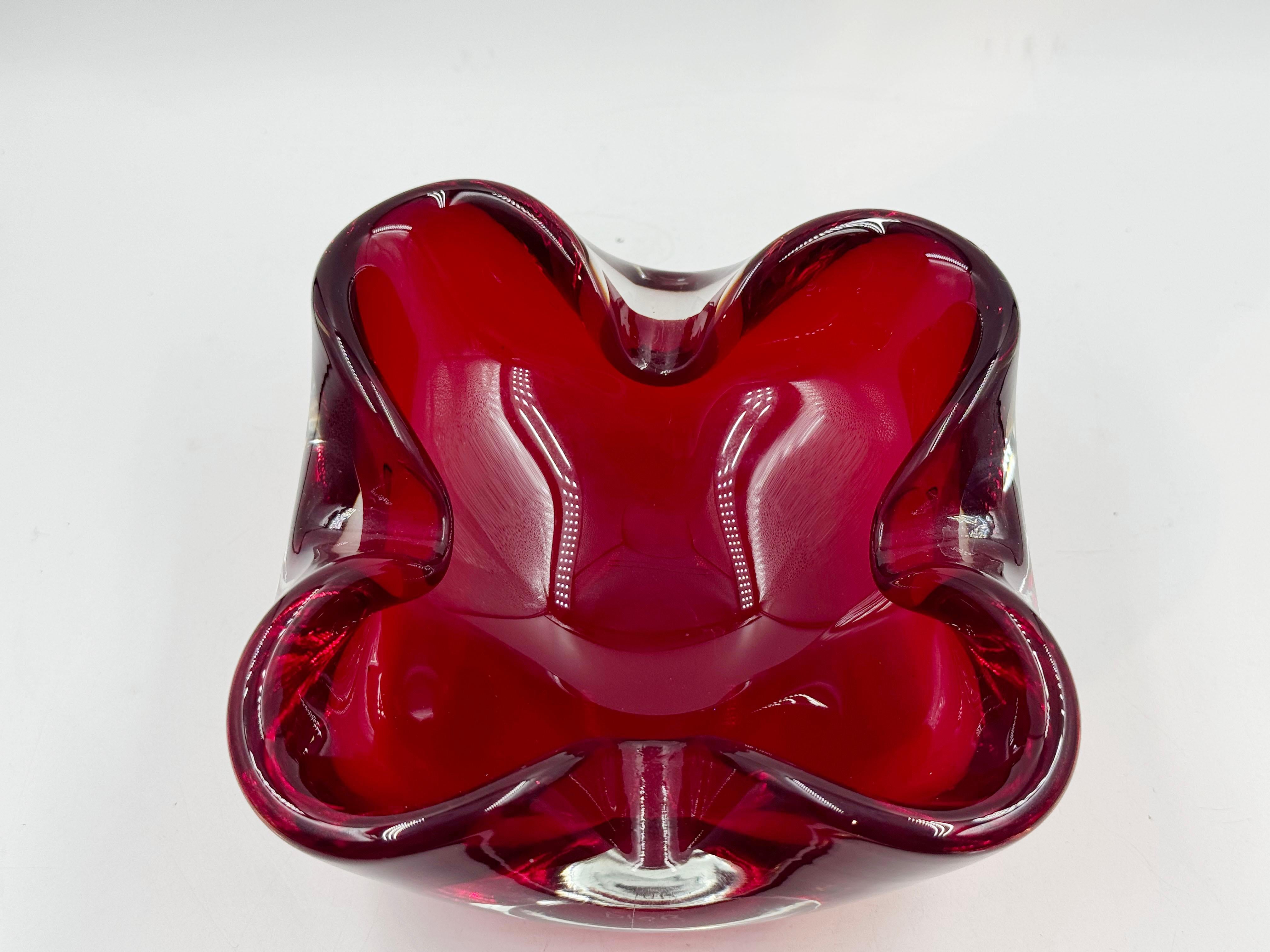 Vetro artistico Posacenere d'epoca Murano Glass Sommerso in vetro di Murano, Italia 1960 in vendita