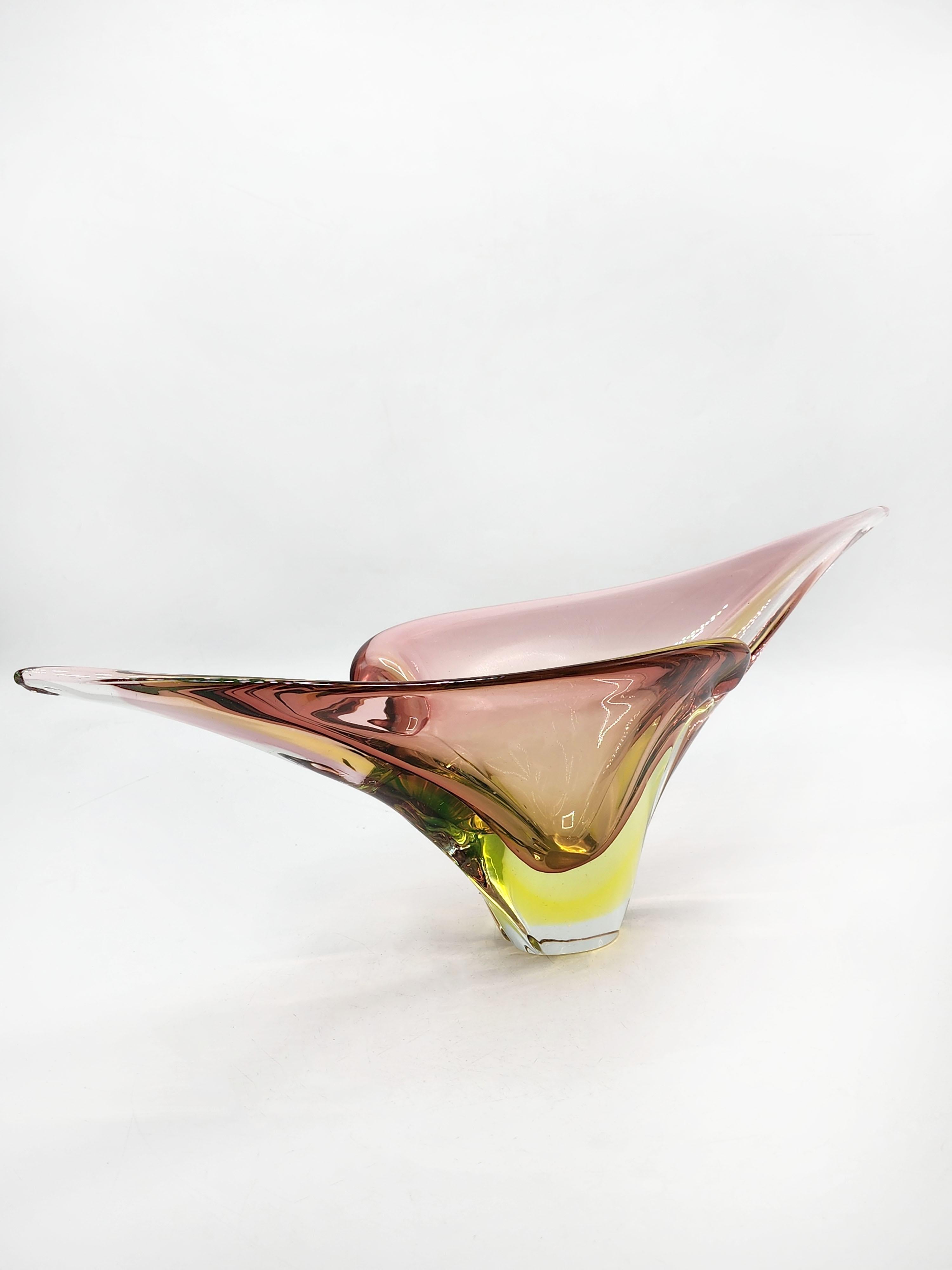 Centre de table italien vintage en verre Sommerso 1960s
Cet exquis centre de table en verre sommerso italien est une véritable œuvre d'art qui respire la sophistication et le raffinement. Fabriquée à la main sur l'île de Murano, en Italie, dans les