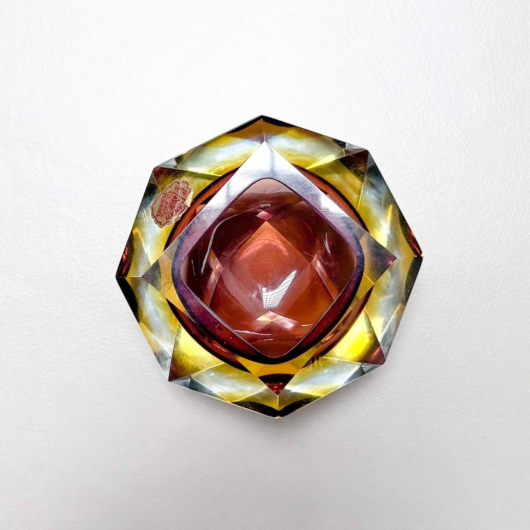 Universellement considéré comme l'un des créateurs les plus prolifiques et les plus compétents de vases et d'objets en verre de Murano, Flavio Poli s'est associé à certains des producteurs de verre les plus influents et les plus compétents de Murano