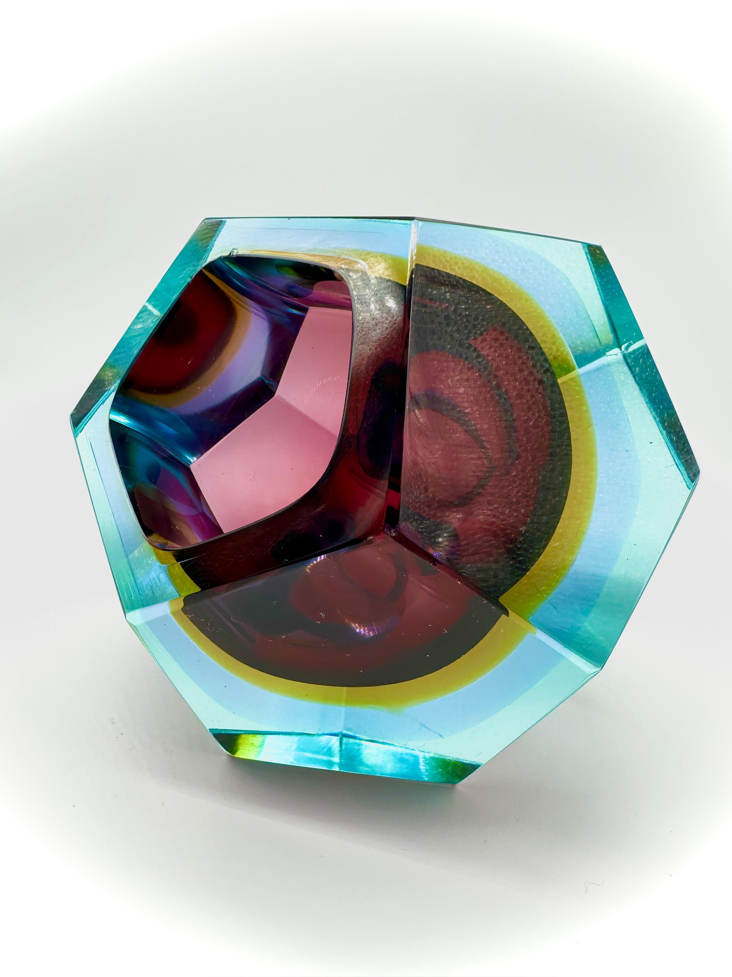 Cenicero decorativo - Vaciabolsillos - Cristal de Murano - Escultura para librería - Pieza decorativa de mesa de centro 

Considerado universalmente como uno de los diseñadores más prolíficos y capaces de jarrones y objetos de cristal de Murano en