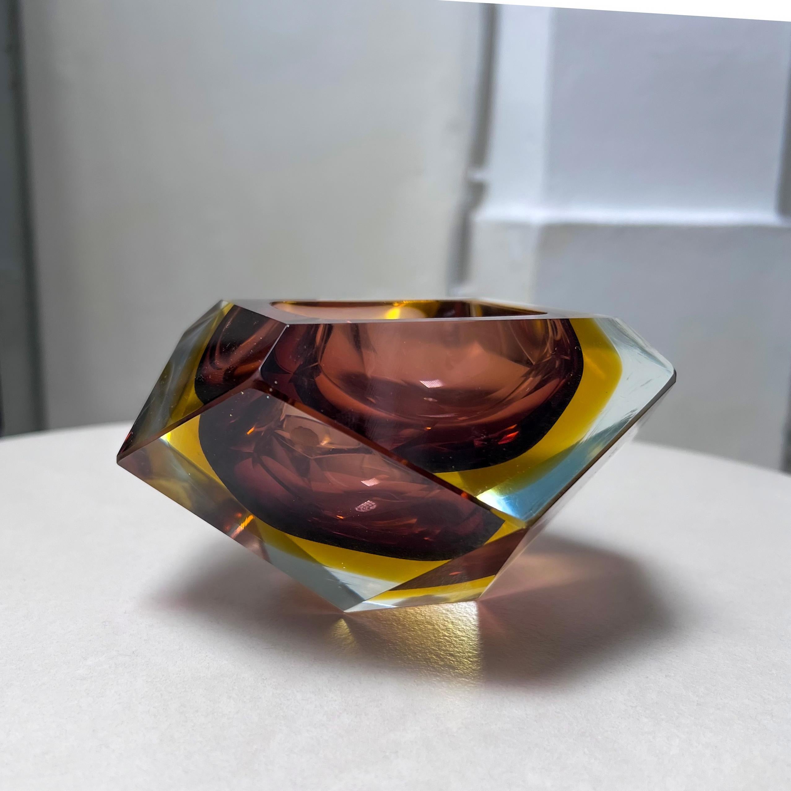 Milieu du XXe siècle Bol/ presse-papiers Sommerso vintage en verre de Murano violet et jaune, Flavio Poli en vente