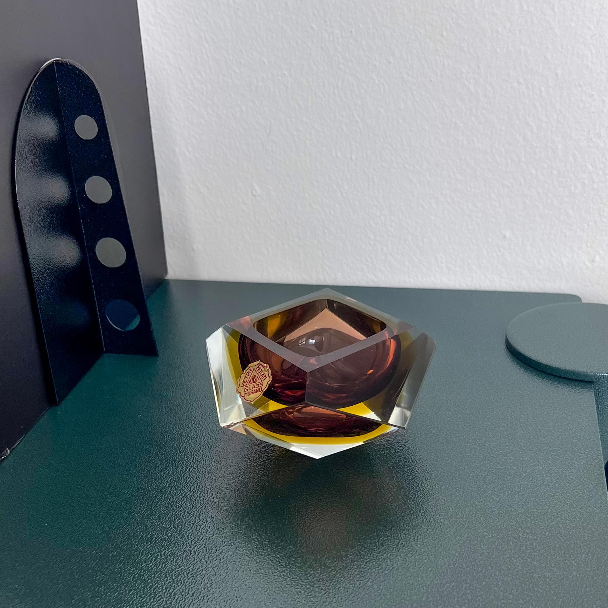 Verre de Murano Bol/ presse-papiers Sommerso vintage en verre de Murano violet et jaune, Flavio Poli en vente