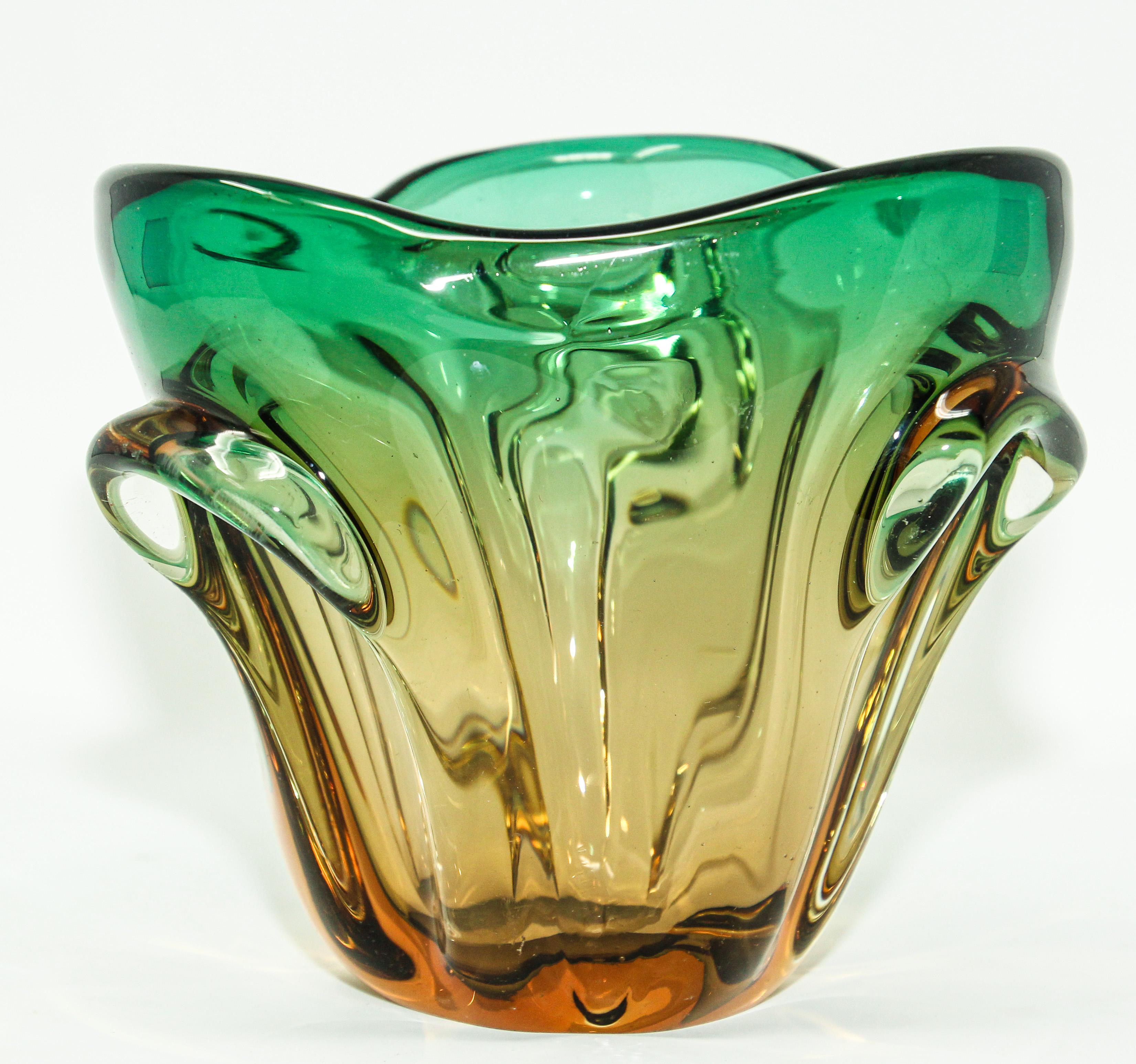 Green and amber colored Sommerso Murano glass vase or ice bucket by Flavio Poli for Seguso.
Sommerso Murano glass vase with a beautiful color combination and distribution.
Design by Flavio Poli for Seguso, Italy 1960s.
This hand-blown vase glass