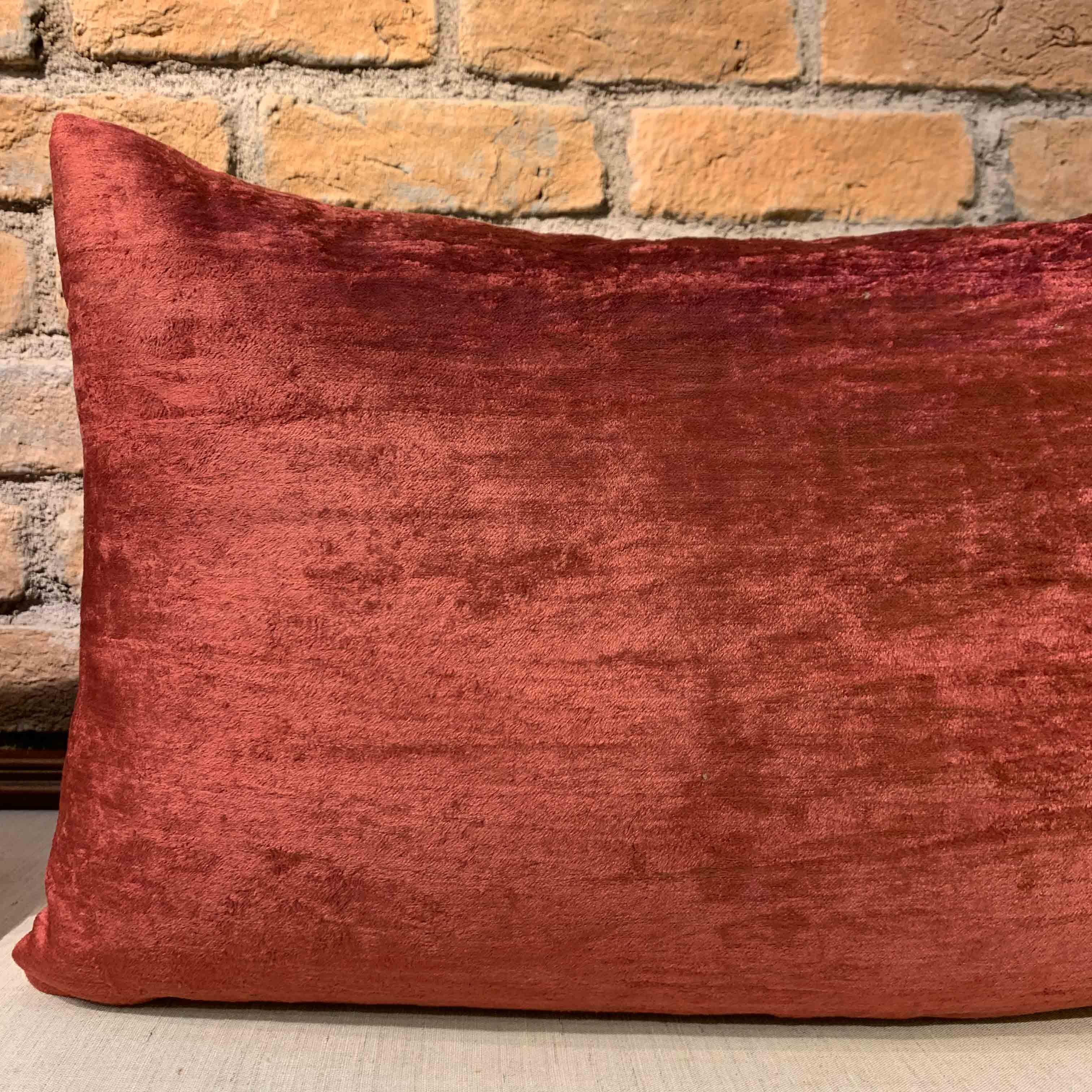 Questo copricuscino è realizzato con un tessuto vintage in broccato di seta, probabilmente proveniente dal mondo indonesiano-malese, dove fioriva la tessitura cerimoniale del songket. Tessuto con fili metallici su un fondo di seta rosso intenso, il