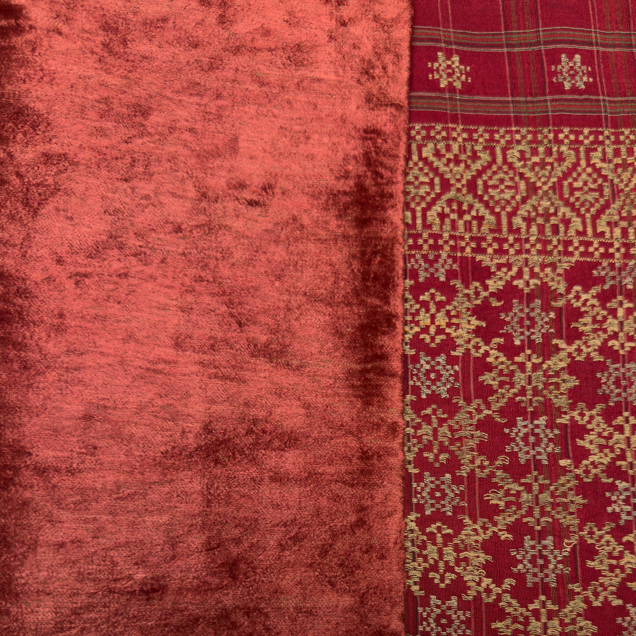 Altro Copricuscino Songket vintage con retro in velluto di seta in vendita