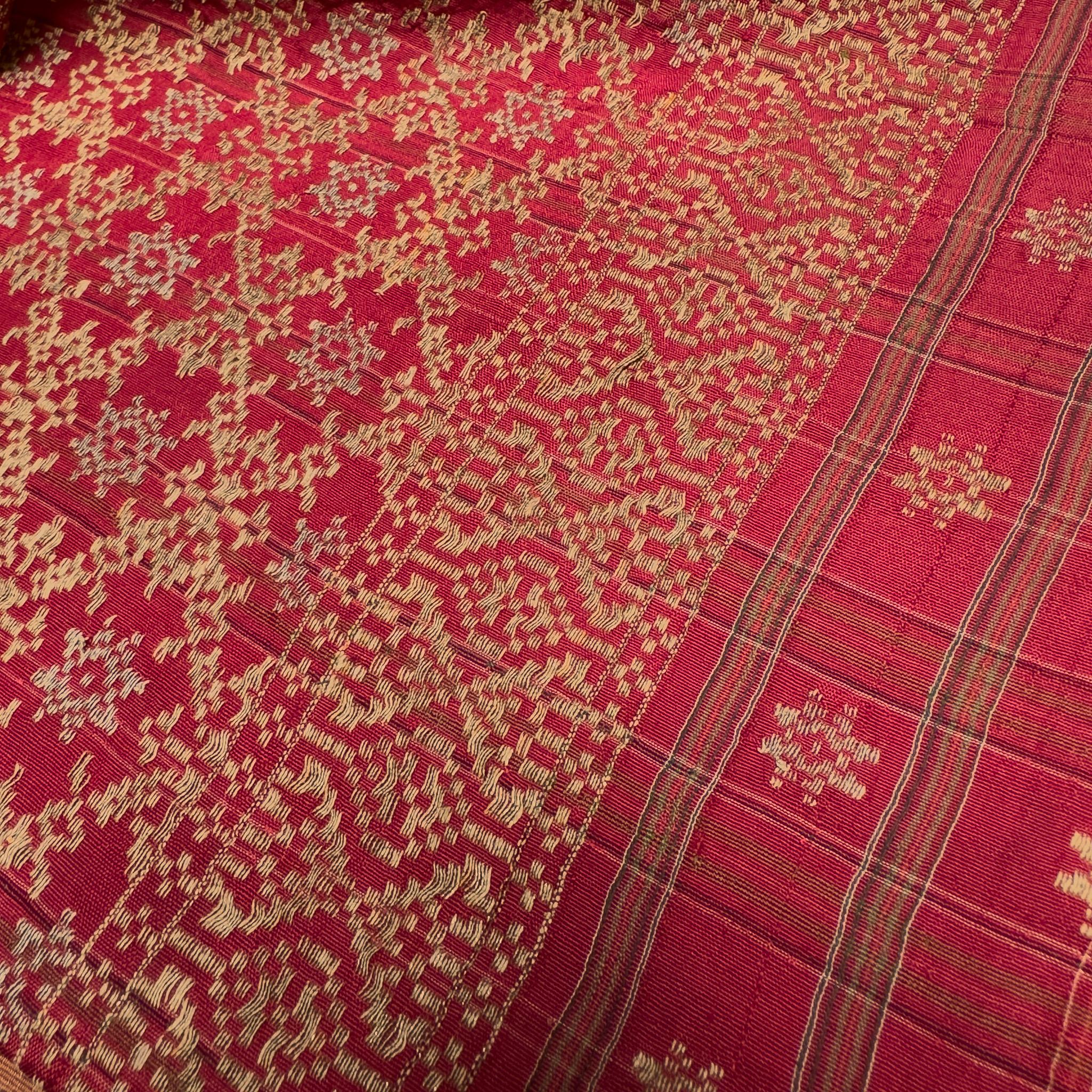Tessuto Copricuscino Songket vintage con retro in velluto di seta in vendita