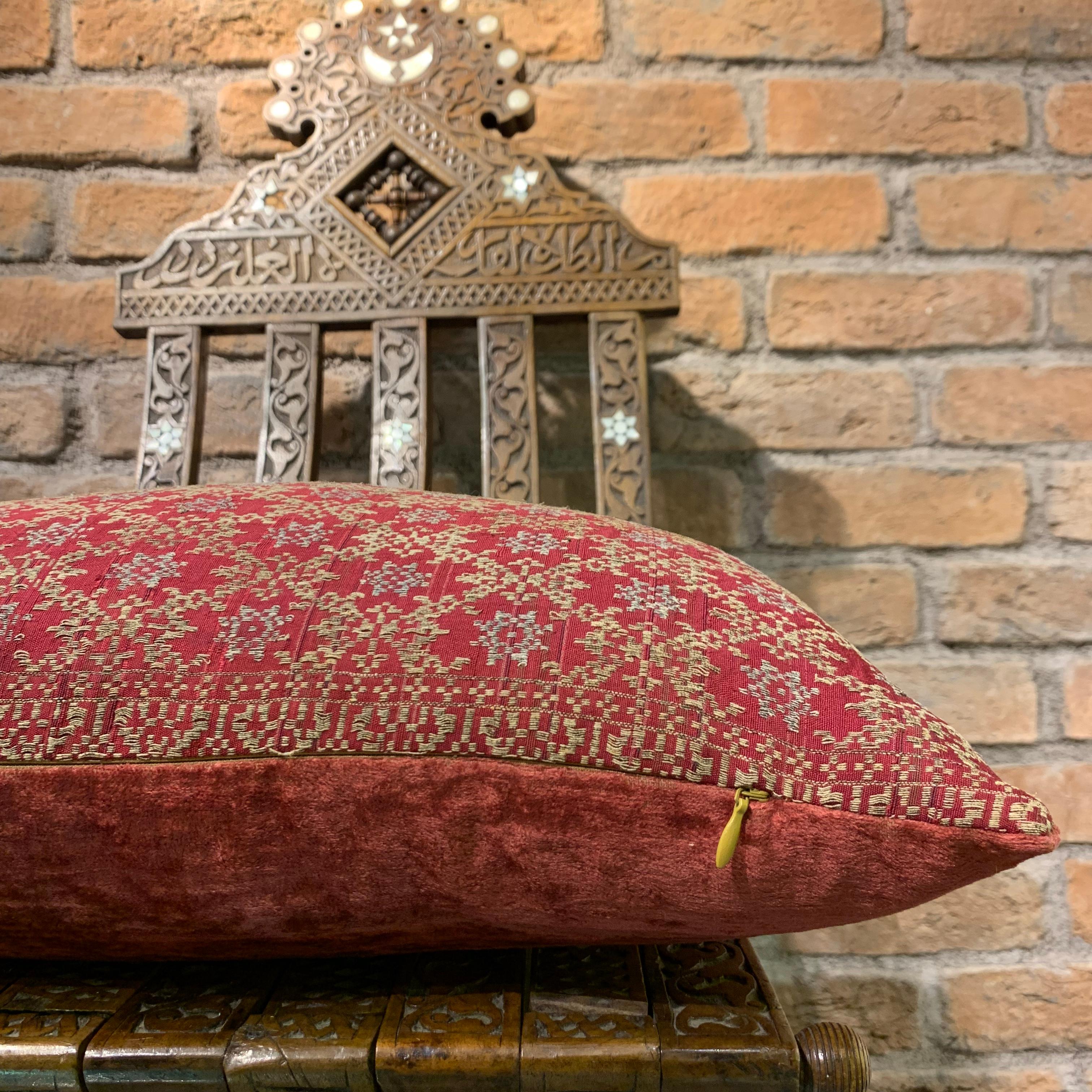 XXI secolo e contemporaneo Copricuscino Songket vintage con retro in velluto di seta in vendita