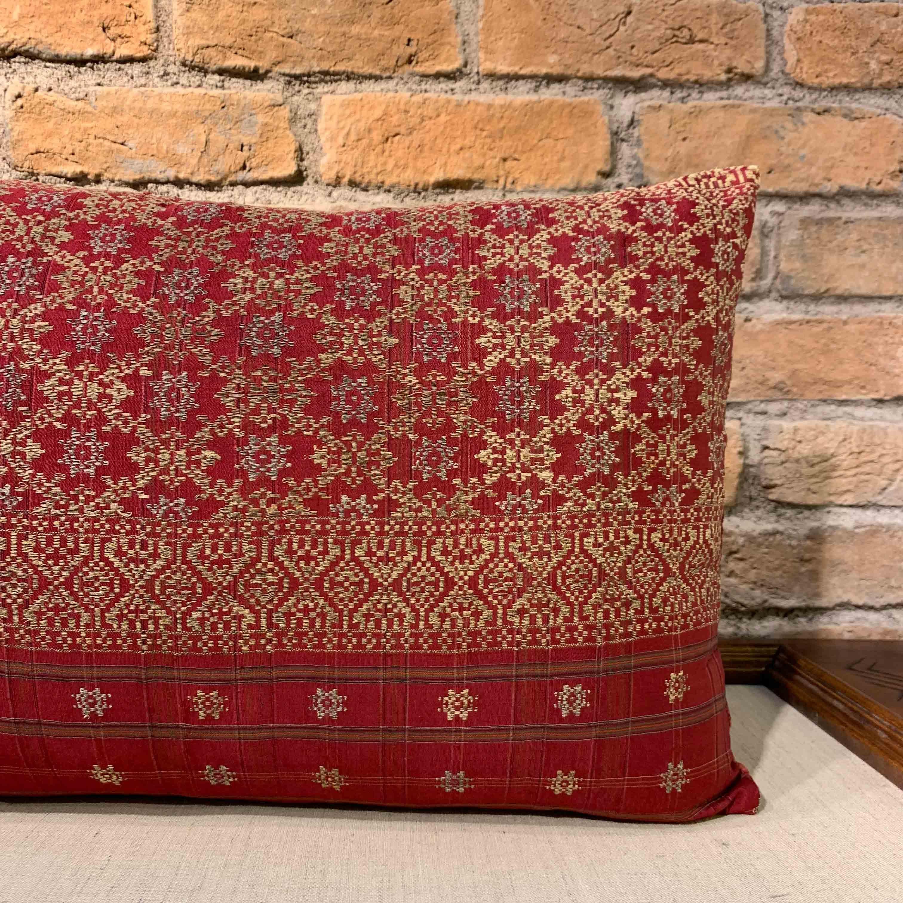 Seta Copricuscino Songket vintage con retro in velluto di seta in vendita