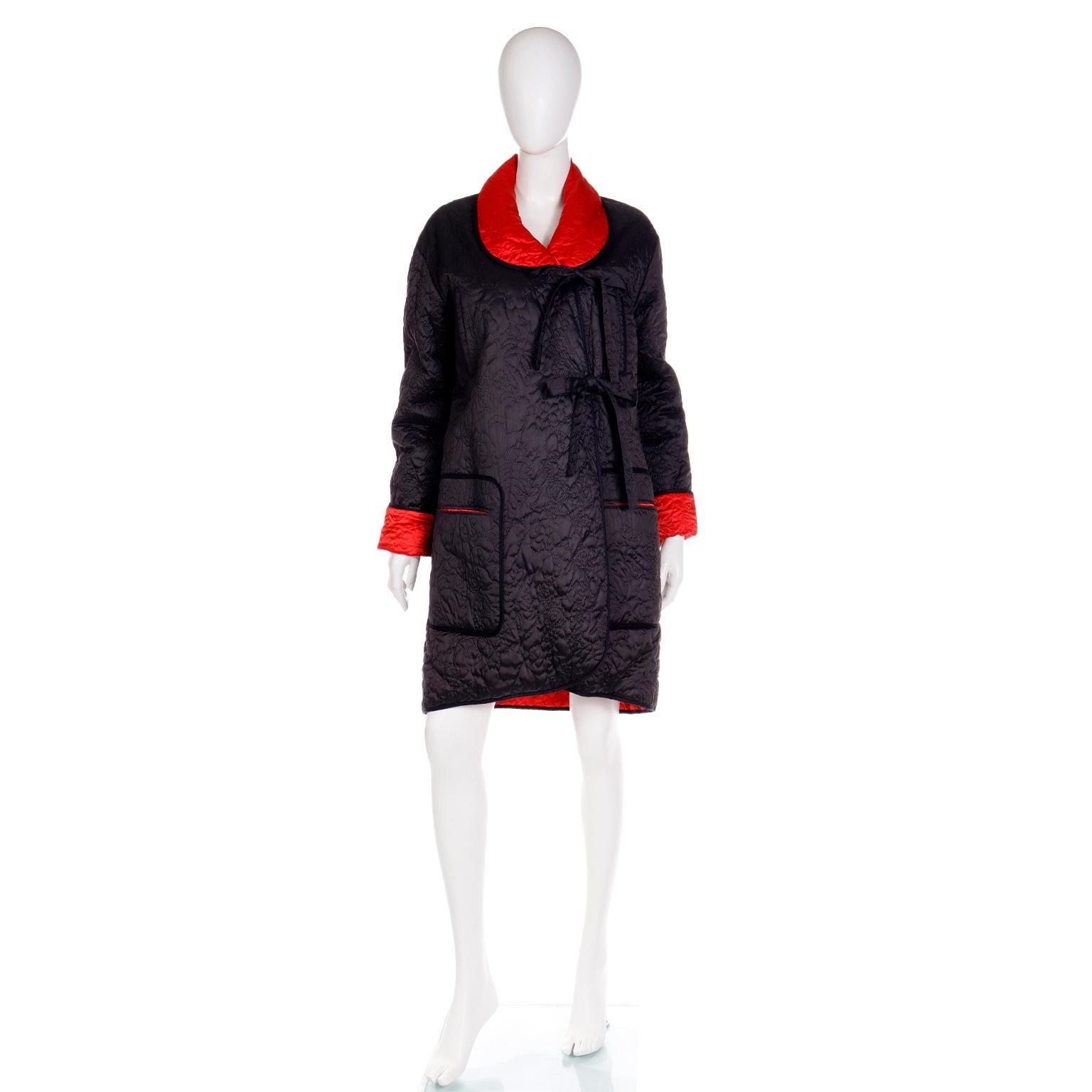 Voici une veste matelassée réversible rouge et noire vintage de Sonia Rykiel avec une capuche. Nous adorons les pièces vintage de Sonia Byne, une créatrice qui a eu une telle influence. Elle a été la première créatrice à placer des coutures à