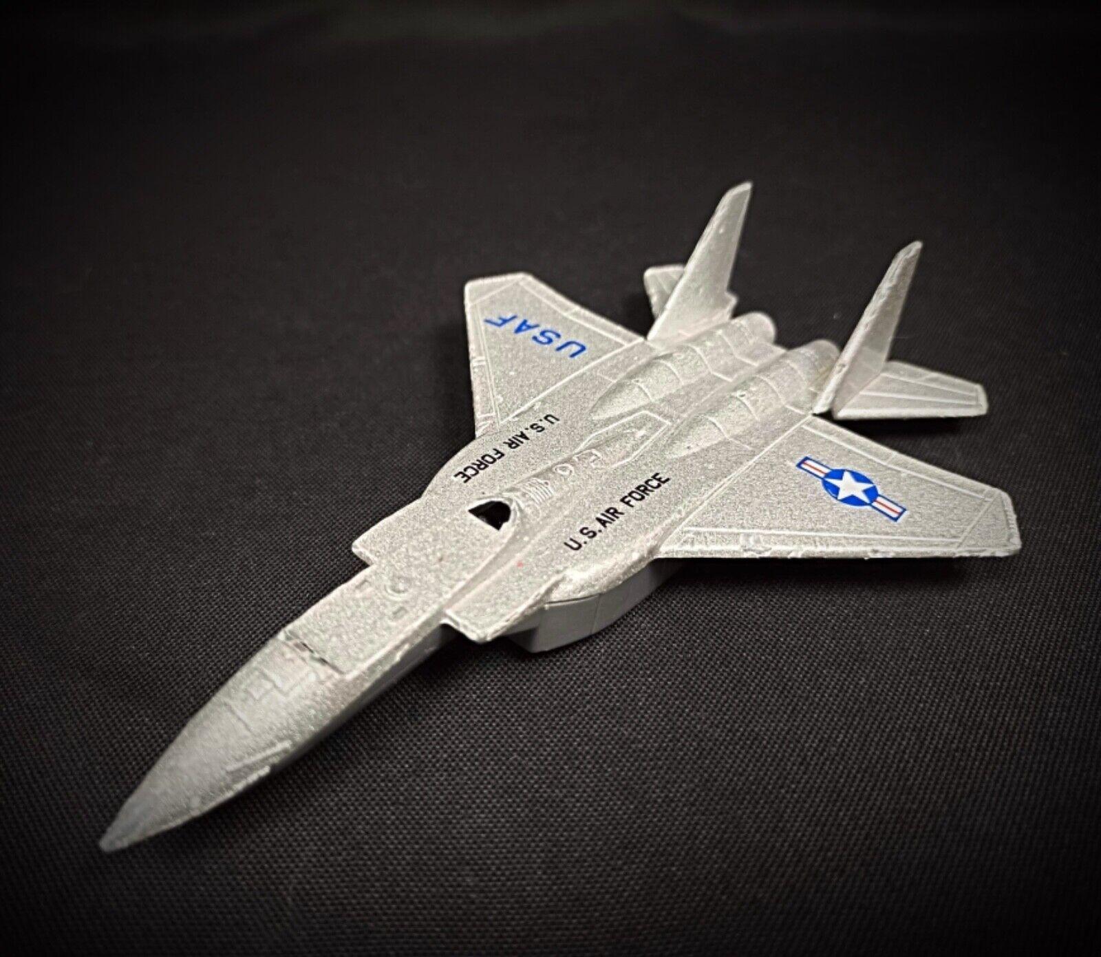 Questo aereo vintage in miniatura Sonic Flasher dell'USAF è un oggetto da collezione affascinante per gli appassionati di aviazione e per i collezionisti di giocattoli. Sebbene manchi la cabina di pilotaggio, conserva il suo fascino vintage e il suo