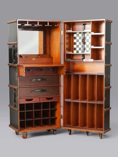 Meuble-bar vintage et raffiné, de style malle, en bois de cerisier sculpté à la main
