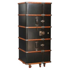 Meuble-bar vintage et raffiné, de style malle, en bois de cerisier sculpté à la main