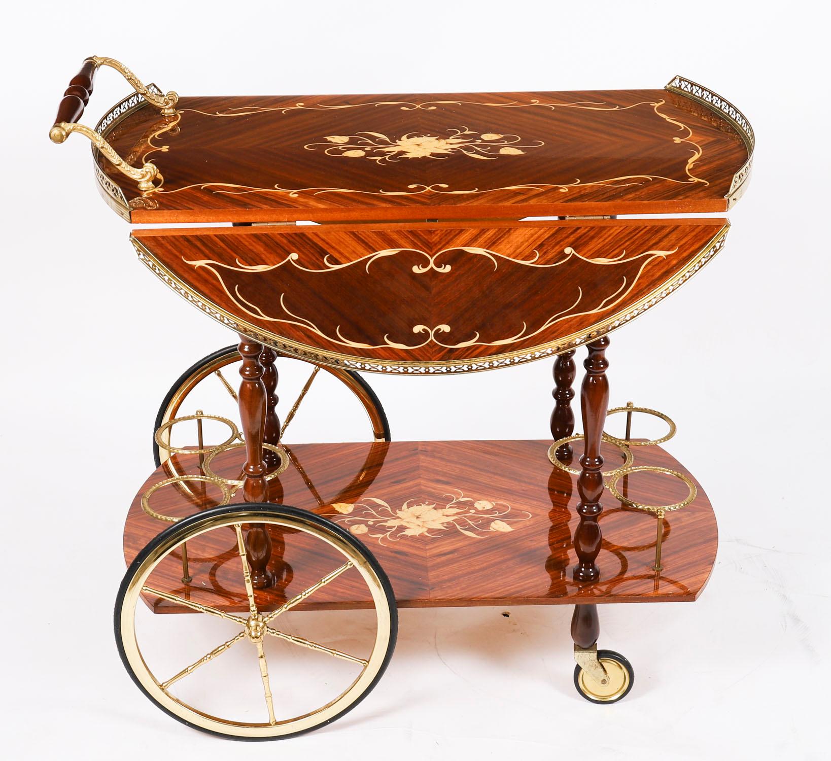 Italiano Carrello portabevande d'epoca in intarsio sorrentino della metà del XX secolo in vendita