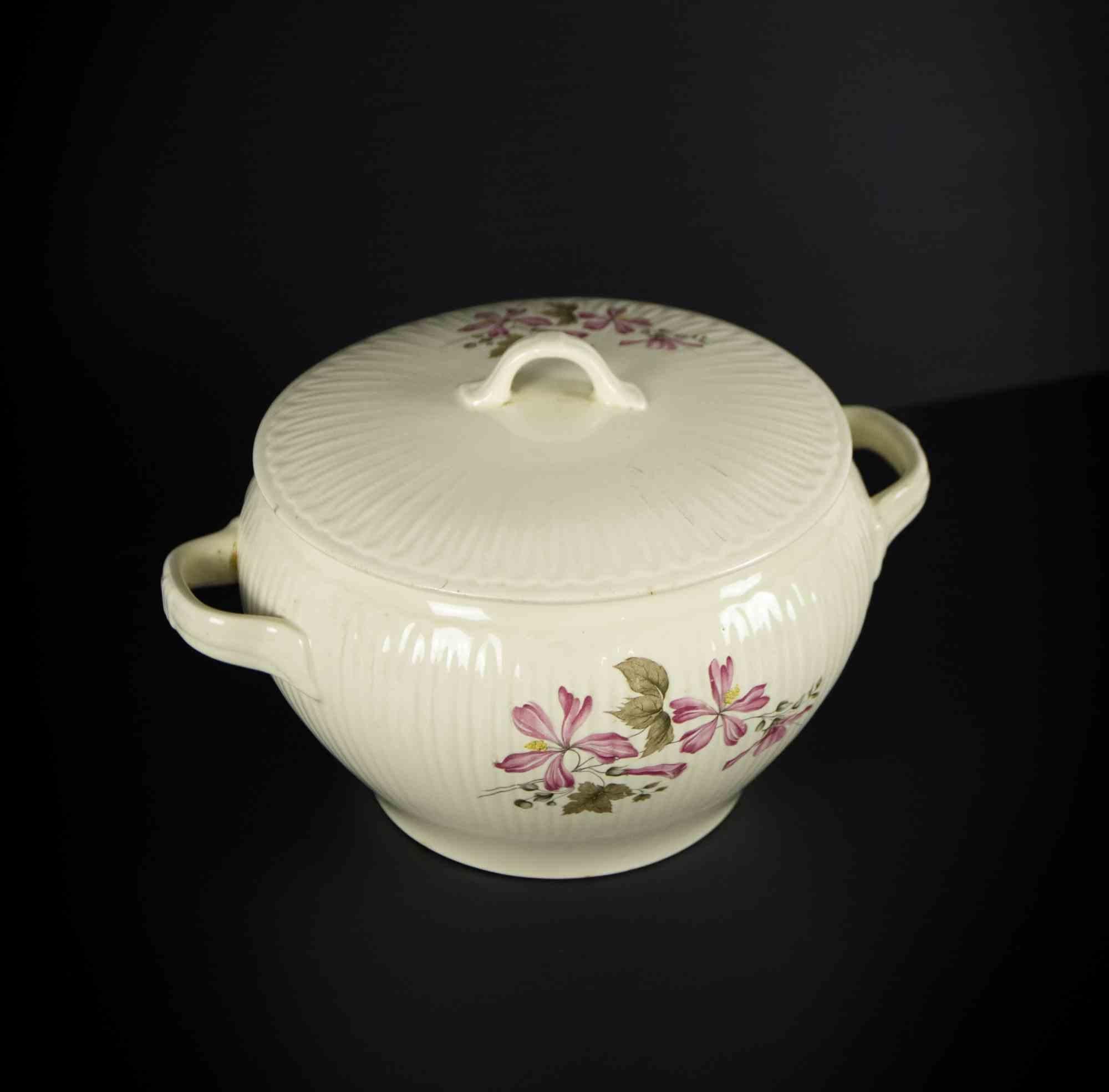 Die Vintage-Suppenschüssel ist ein originelles Dekorationsobjekt aus der Hälfte des 20. Jahrhunderts.

Eine sehr elegante Suppenschüssel aus Porzellan realisiert von Diamondstone Laveno - seit 1856 - Italien (wie unter dem Sockel