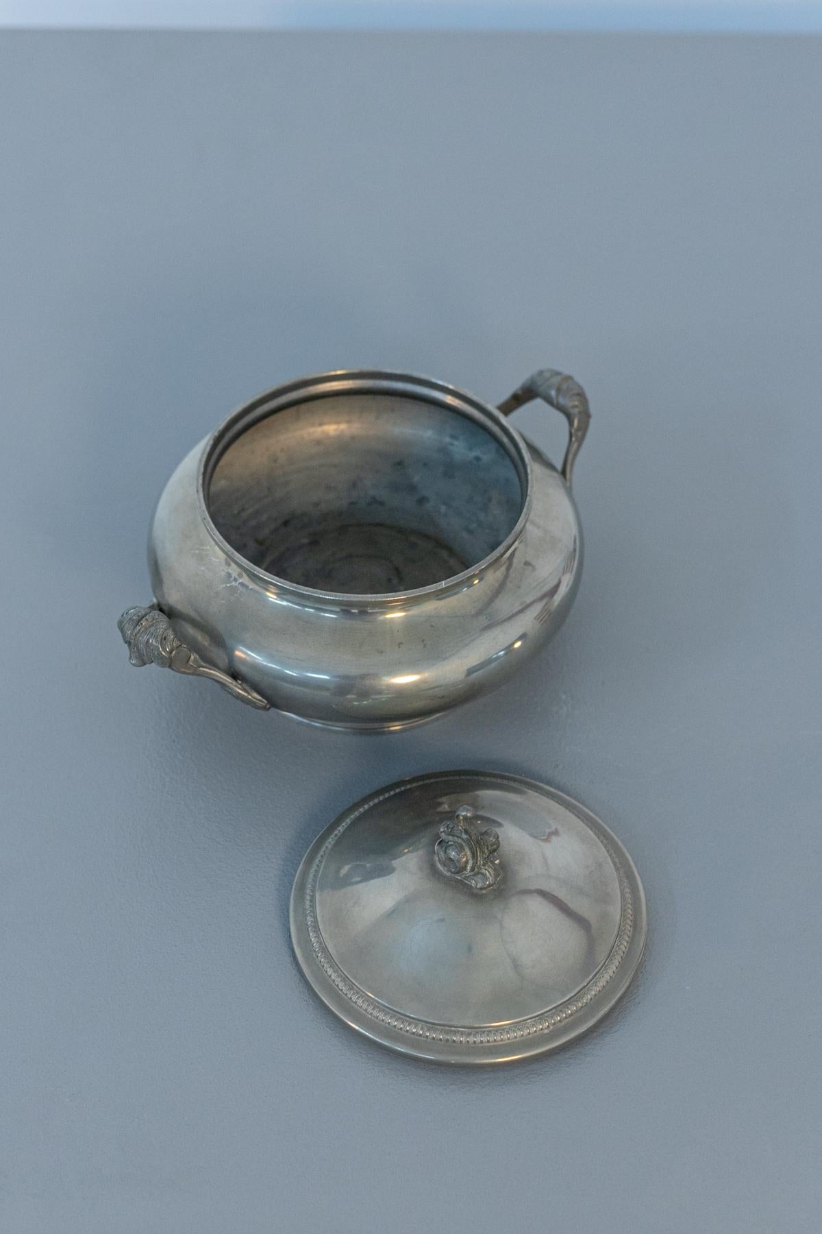 Mid-Century Modern Soupière vintage en métal argenté avec couvercle en vente