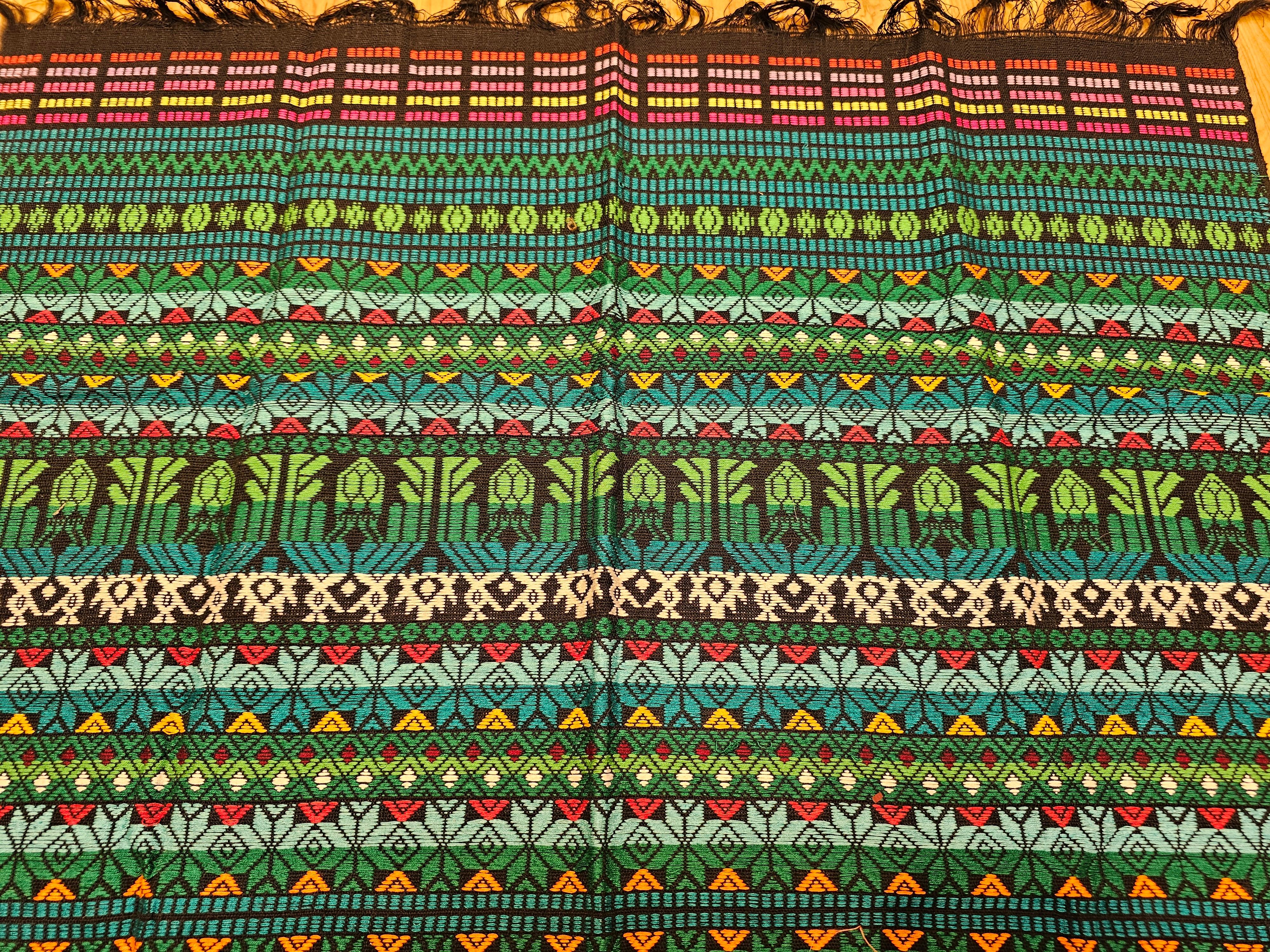 Panel textil sudamericano vintage tejido a mano en verde, azul, rojo y negro en venta 3