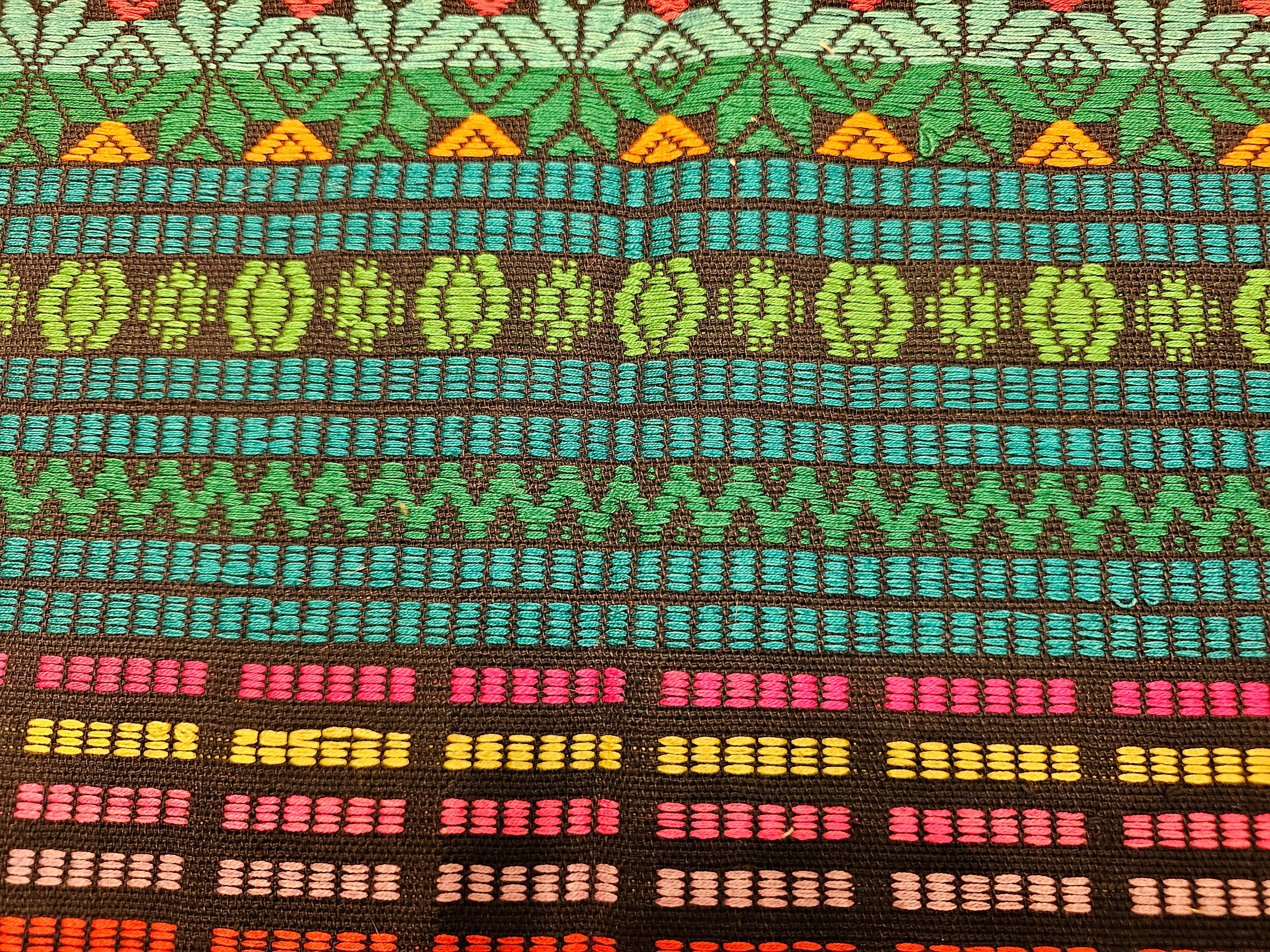 Panel textil sudamericano vintage tejido a mano en verde, azul, rojo y negro en venta 4