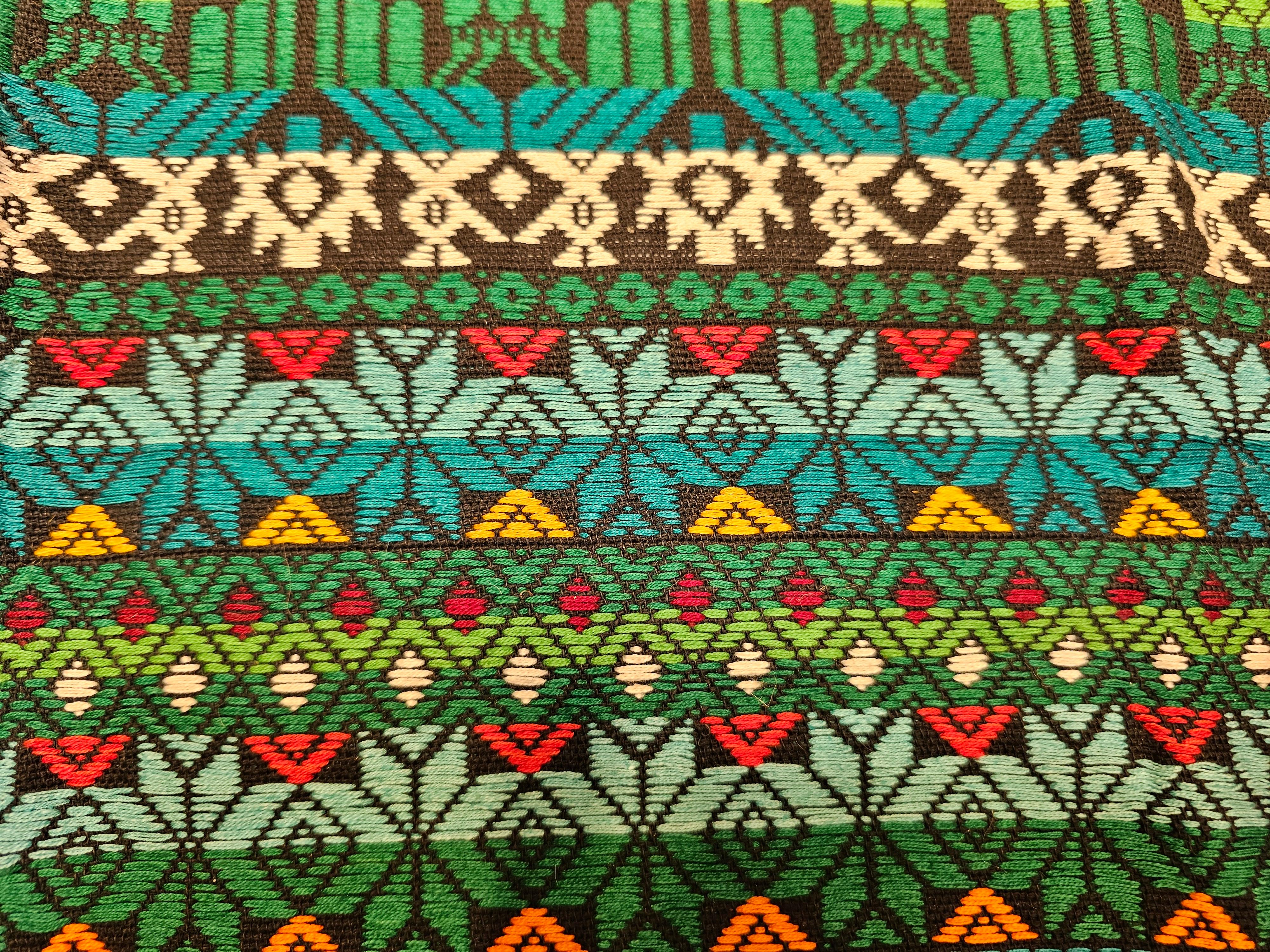 Panel textil sudamericano vintage tejido a mano en verde, azul, rojo y negro en venta 5