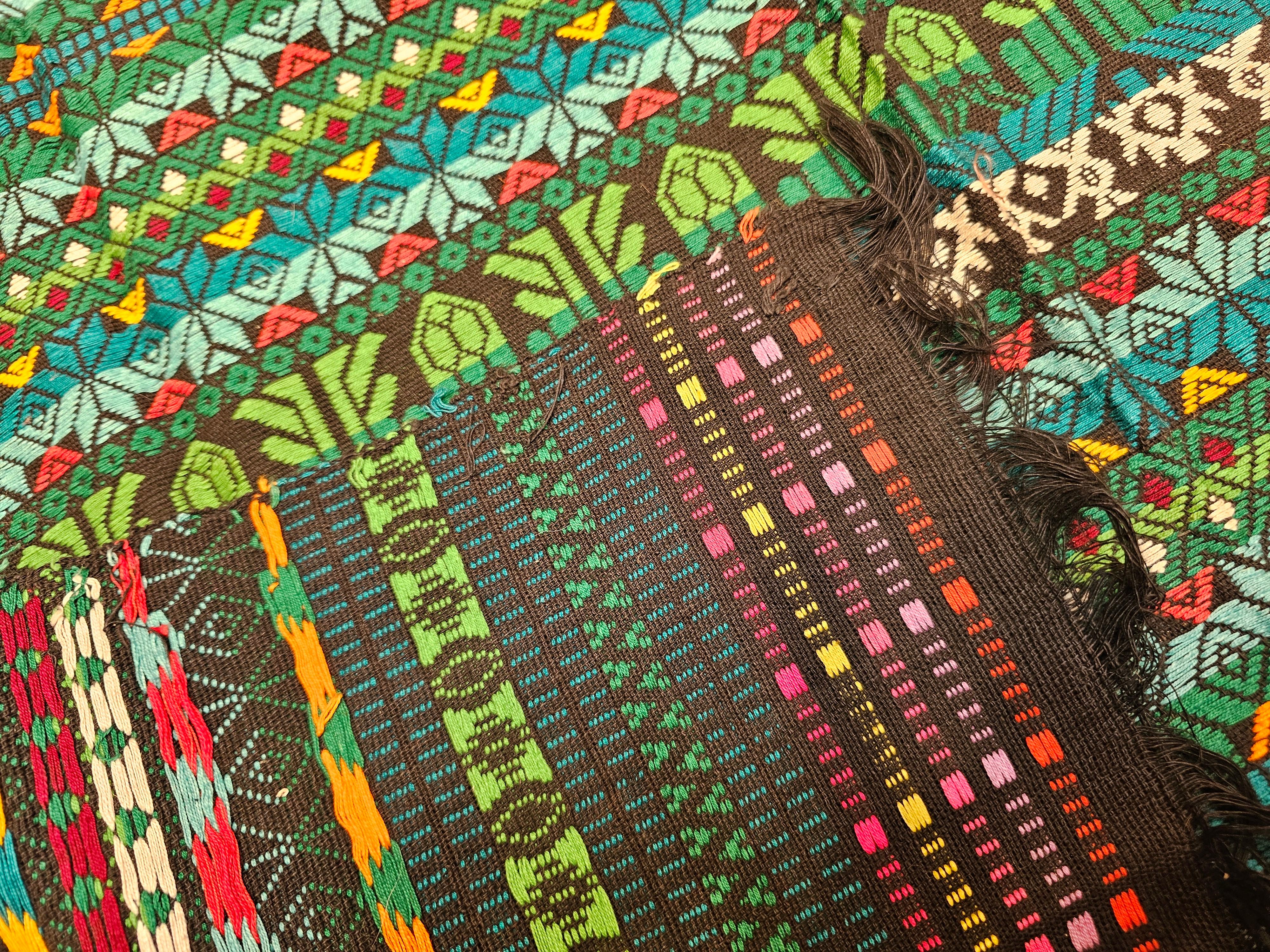 Panel textil sudamericano vintage tejido a mano en verde, azul, rojo y negro en venta 6