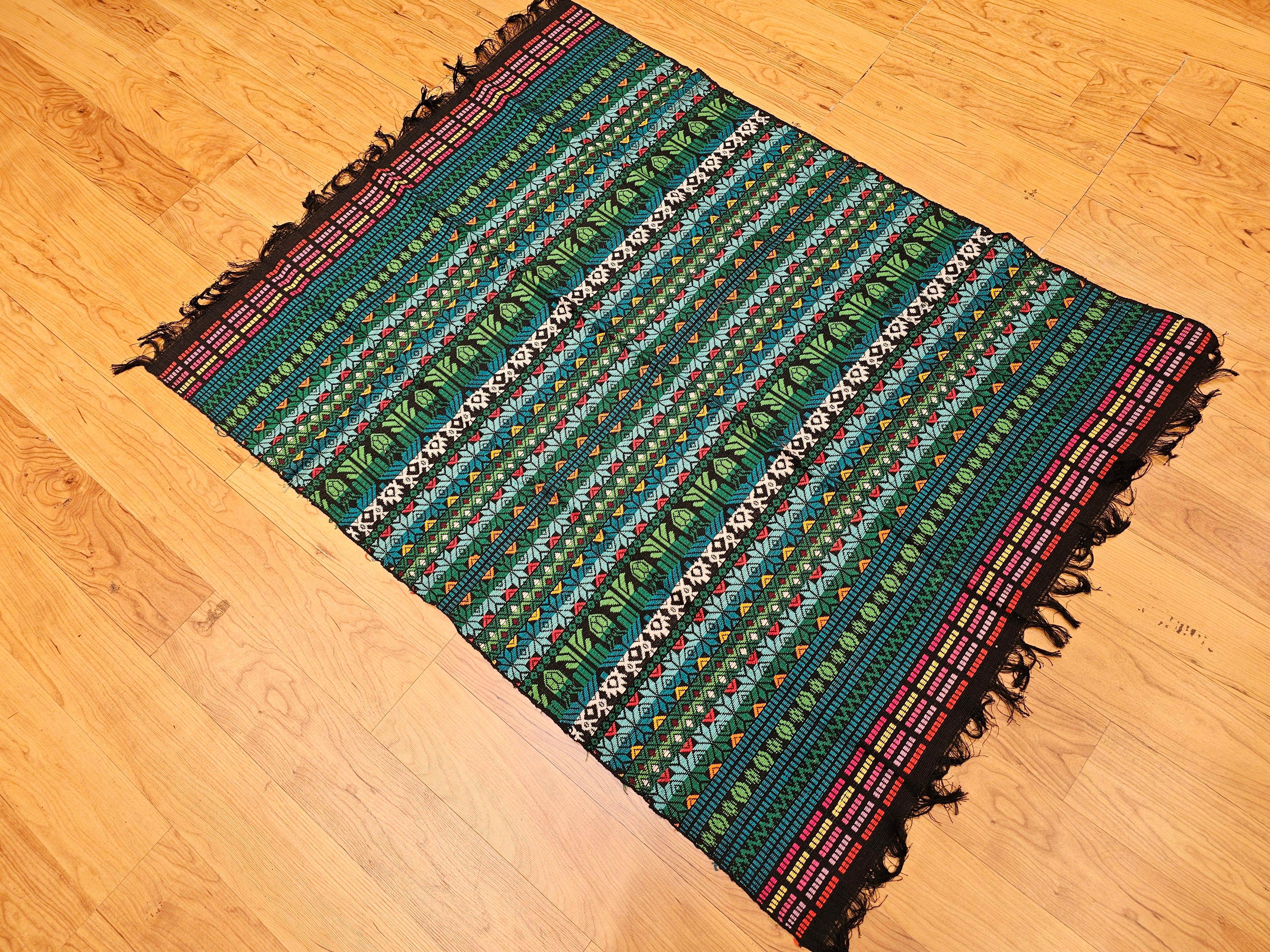 Panel textil sudamericano vintage tejido a mano en verde, azul, rojo y negro en venta 7