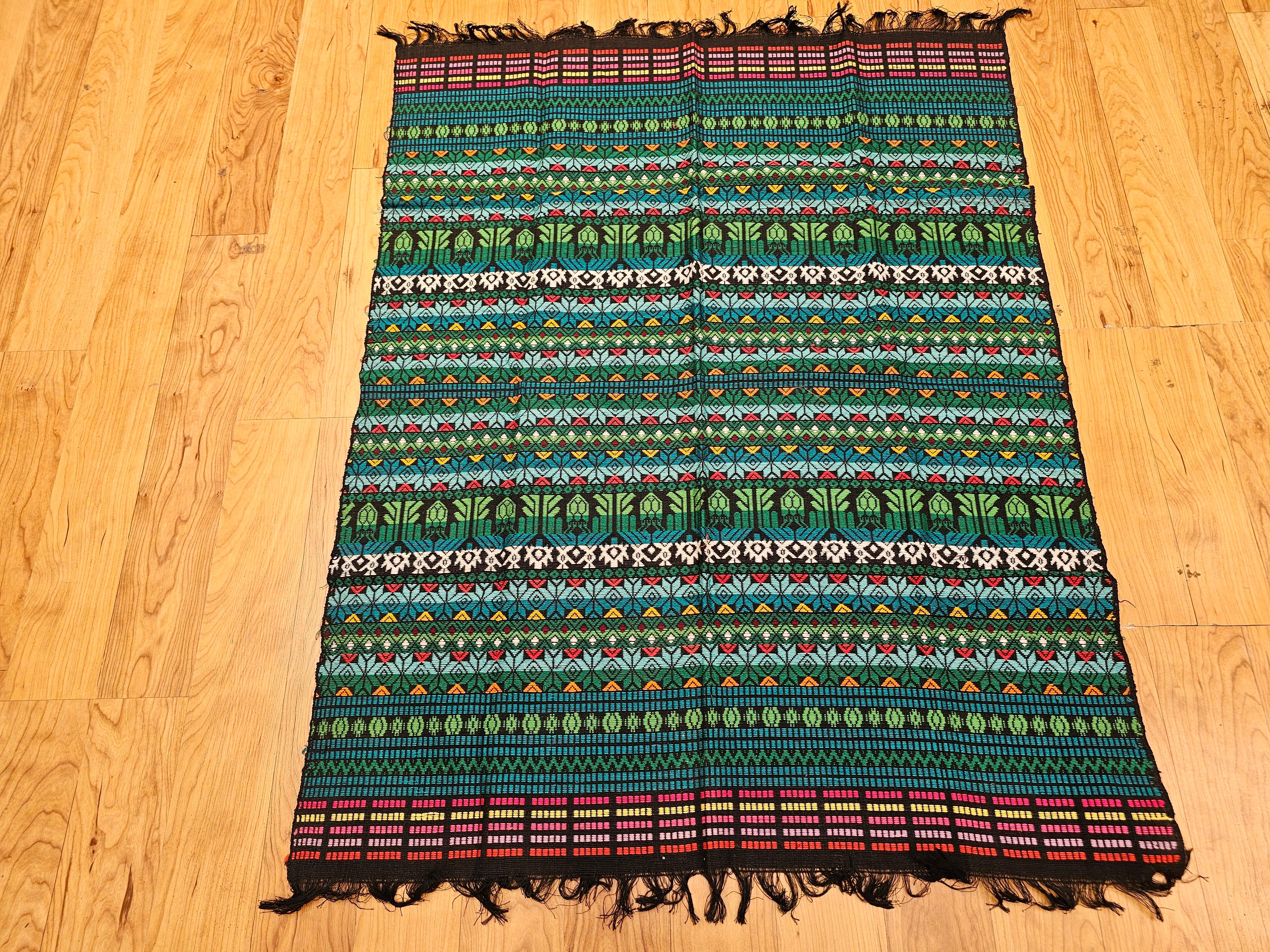 Panel textil sudamericano vintage tejido a mano en verde, azul, rojo y negro en venta 8