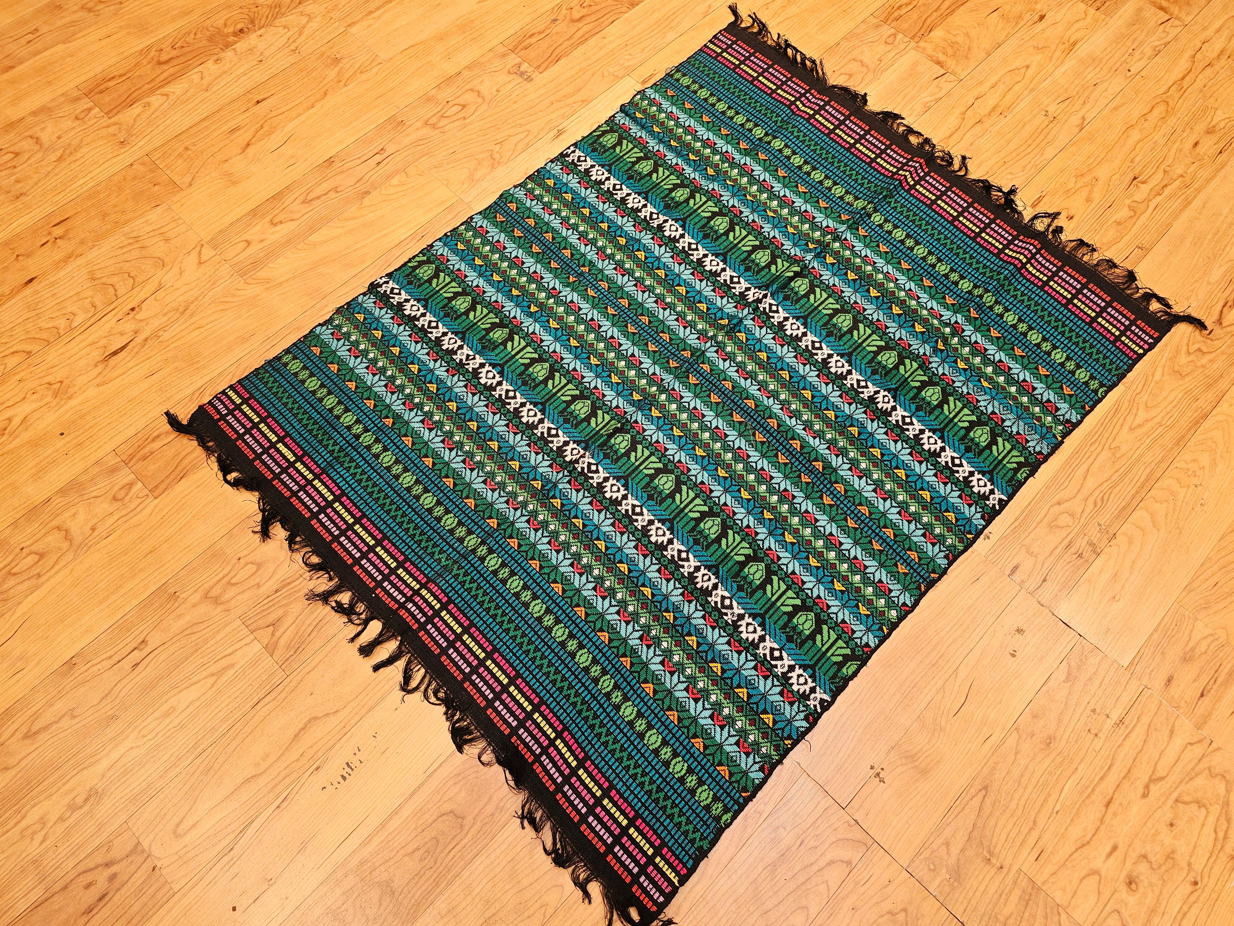 Panel textil sudamericano vintage tejido a mano en verde, azul, rojo y negro en venta 9