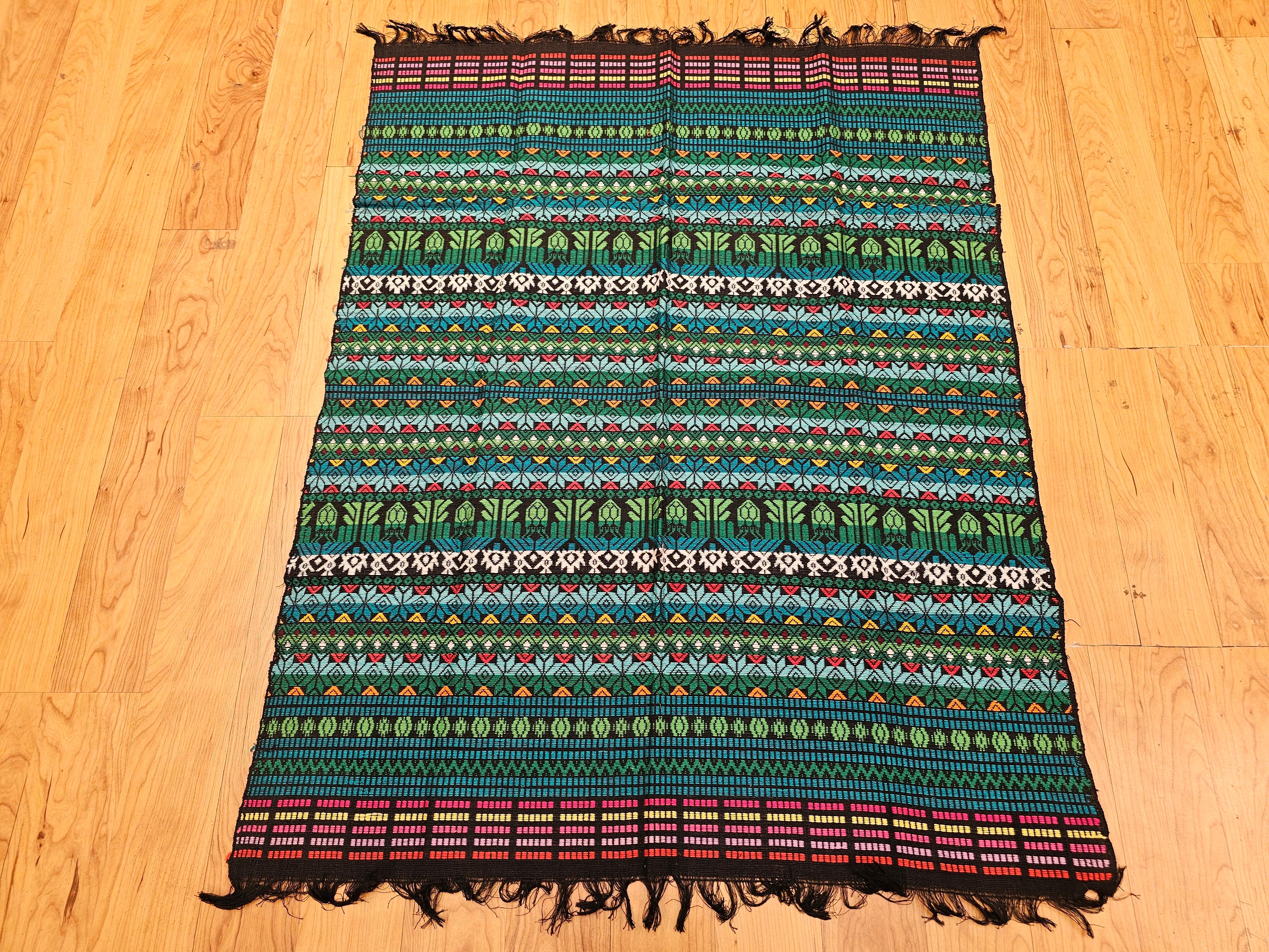Panel textil sudamericano vintage tejido a mano en verde, azul, rojo y negro Lana en venta