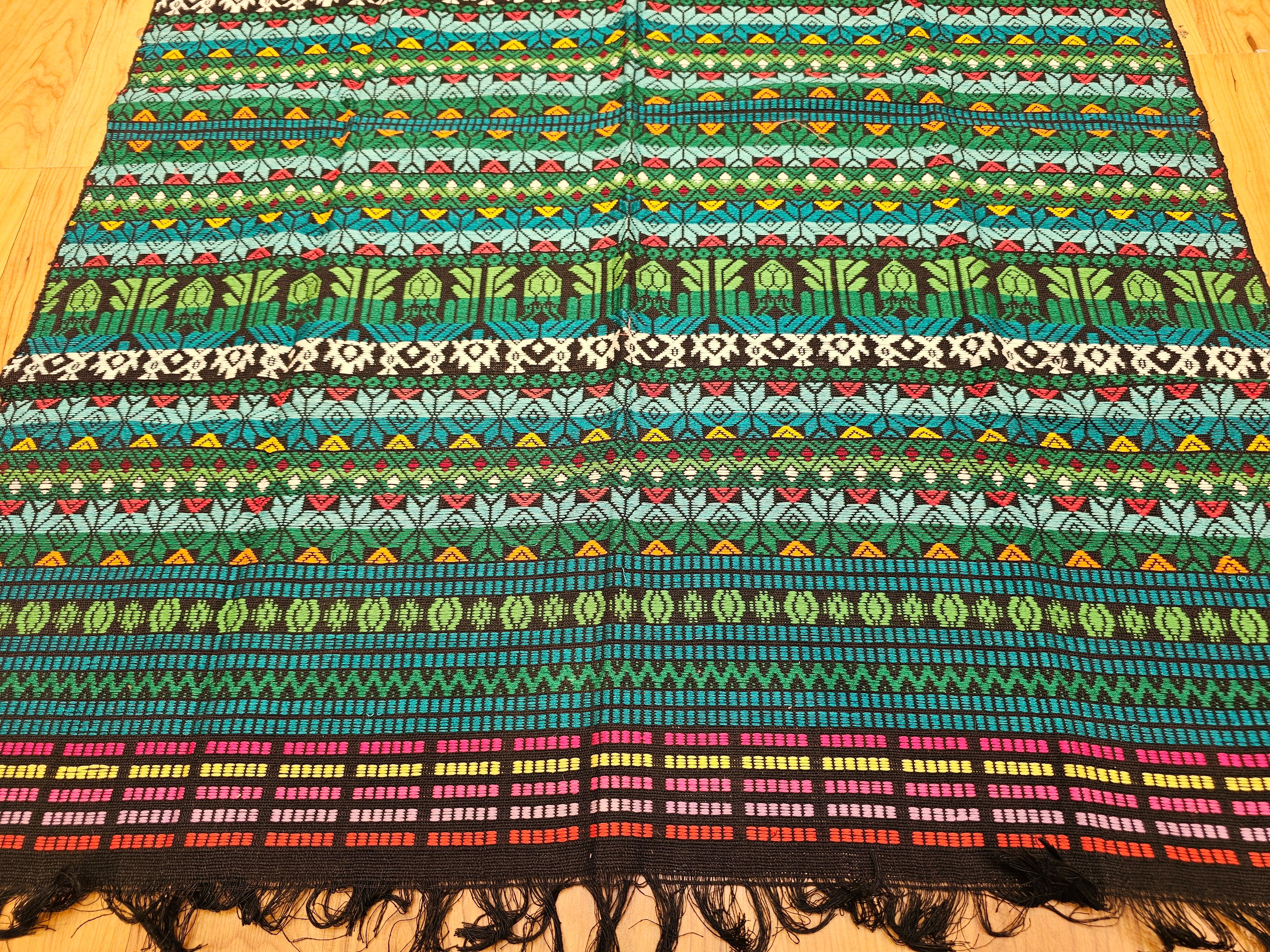 Panel textil sudamericano vintage tejido a mano en verde, azul, rojo y negro en venta 1