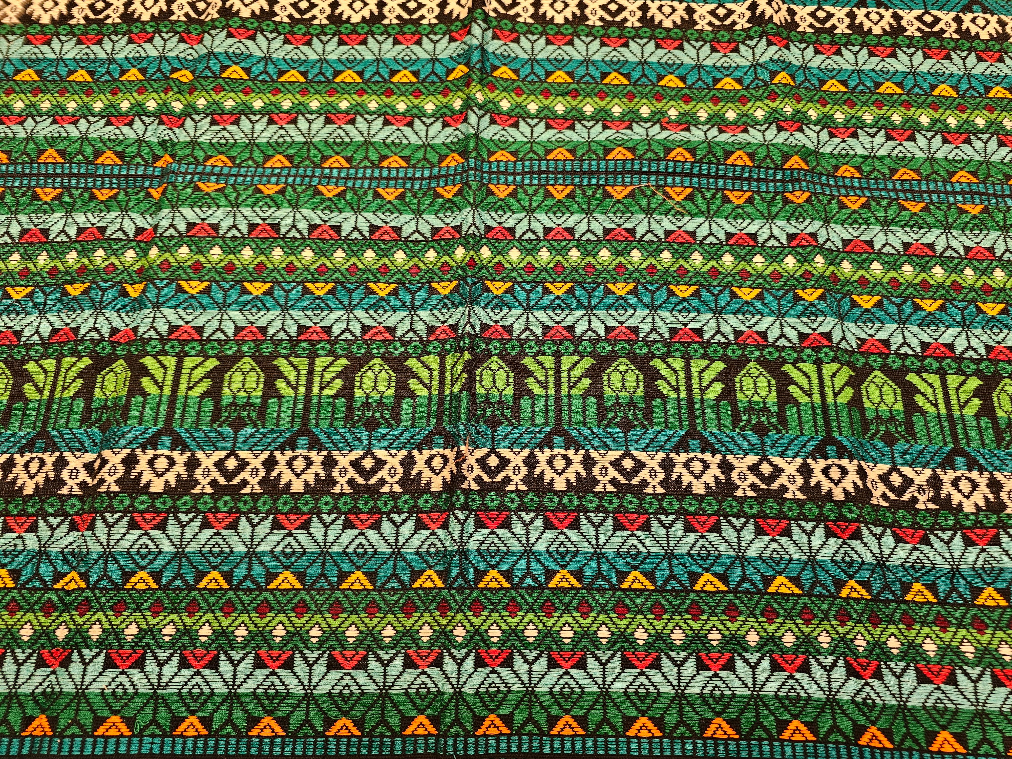Panel textil sudamericano vintage tejido a mano en verde, azul, rojo y negro en venta 2