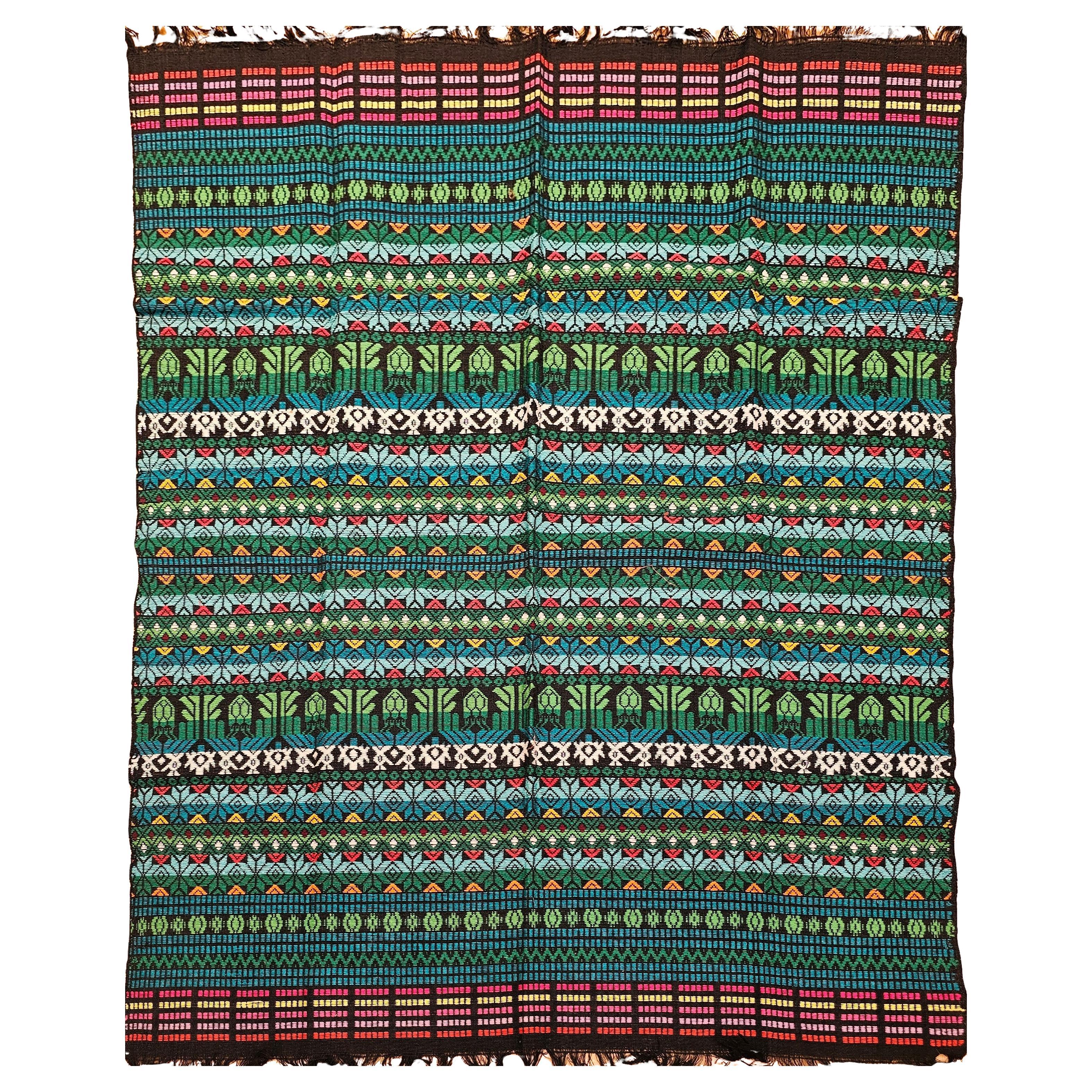 Panel textil sudamericano vintage tejido a mano en verde, azul, rojo y negro en venta