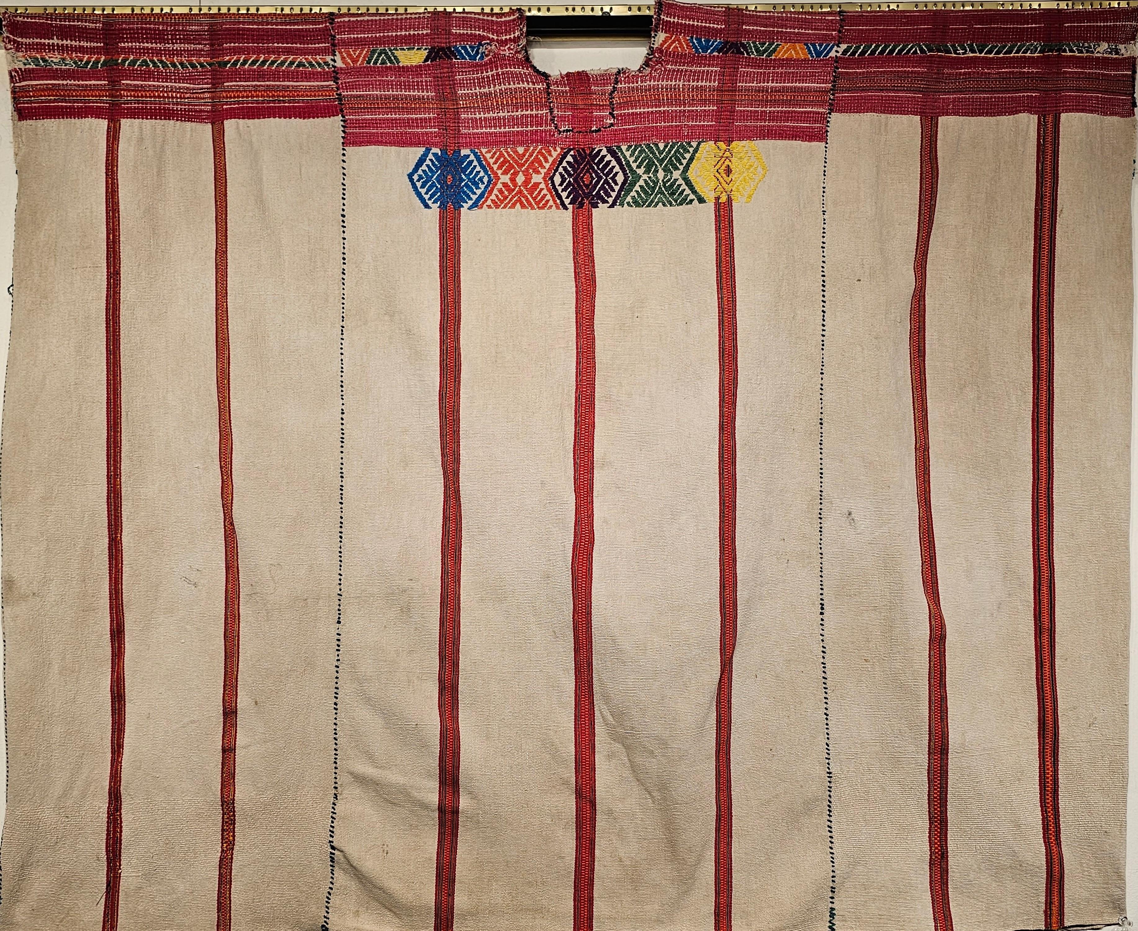 Bolivien Tissu sud-américain vintage transformé en poncho en ivoire, rouge, bleu en vente
