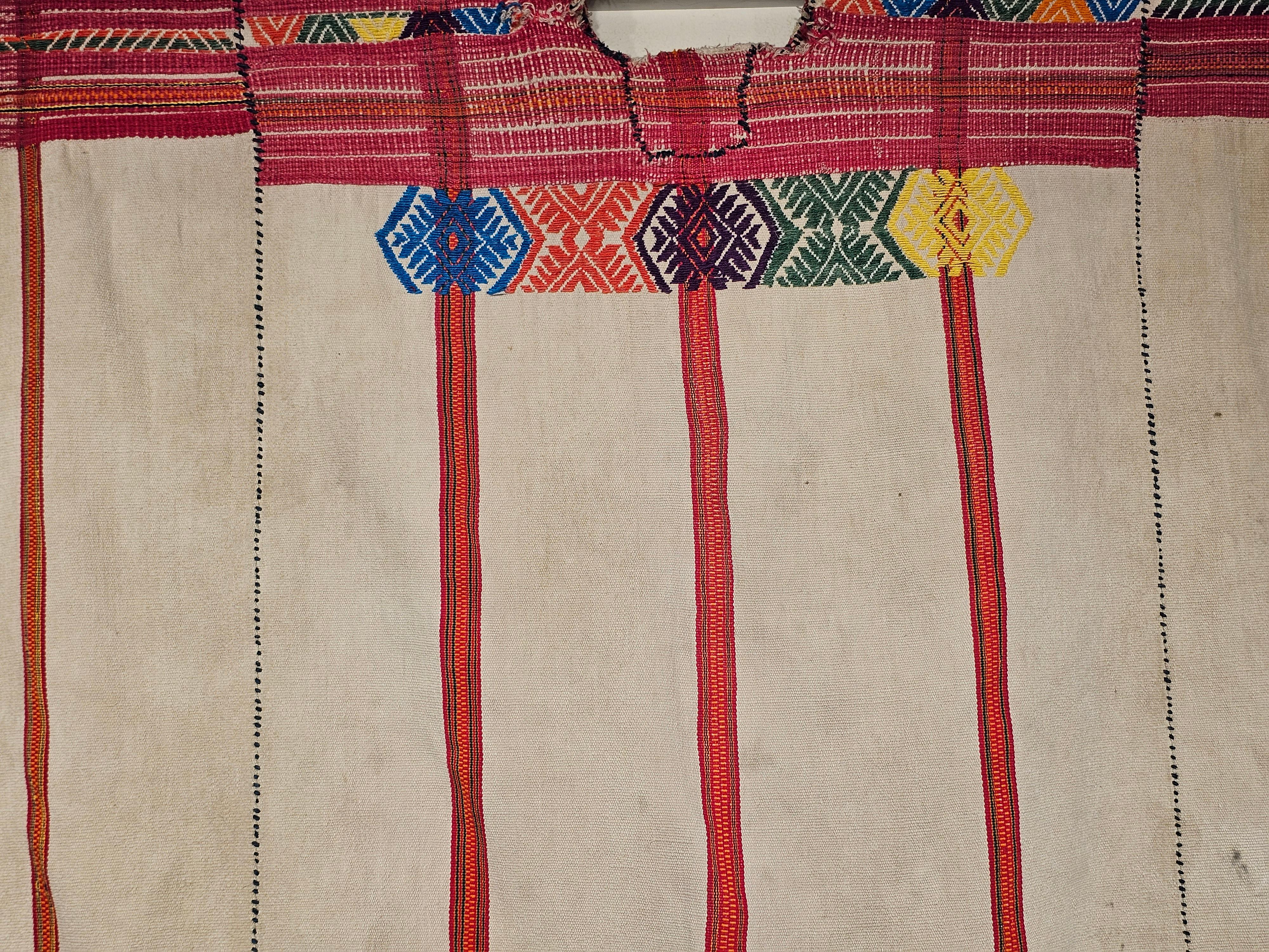Südamerikanisches handgewebtes Vintage-Textil, hergestellt in einem Poncho in Elfenbein, Rot, Blau (Bolivianisch) im Angebot