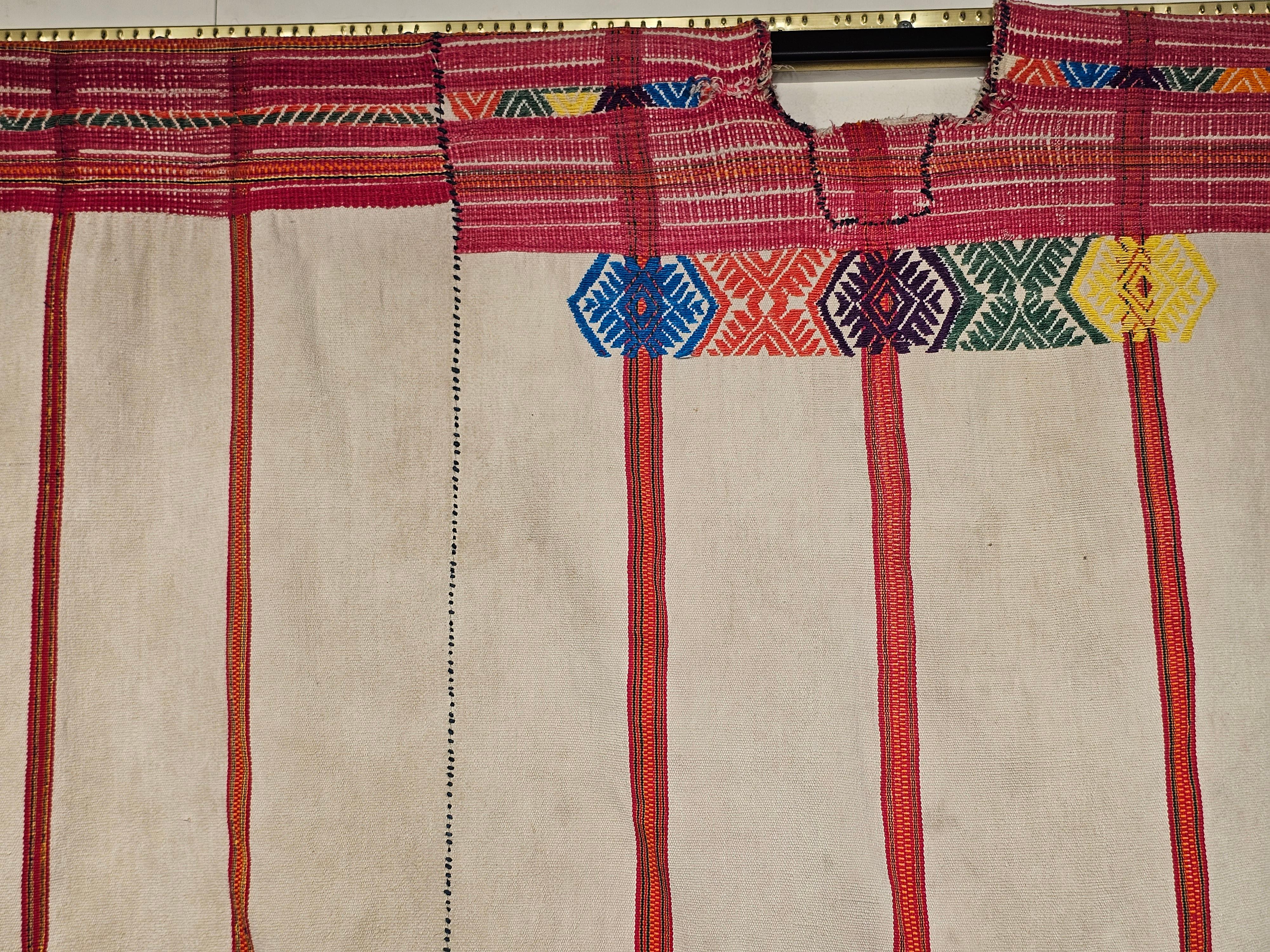 Tissu sud-américain vintage transformé en poncho en ivoire, rouge, bleu Bon état - En vente à Barrington, IL